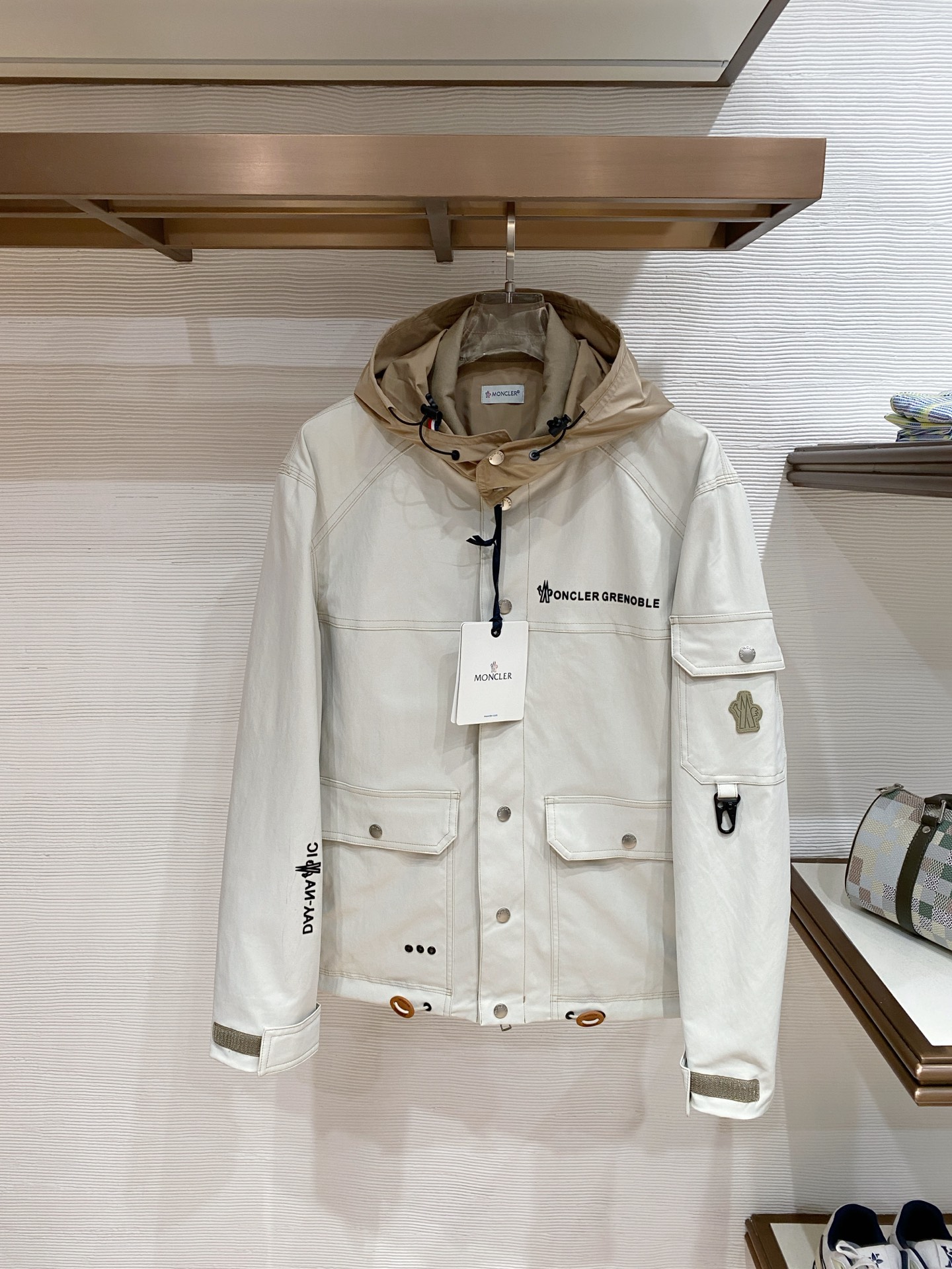 Moncler 蒙口 2026ss春季新款 官网同款男士夹克外套，原单三标齐全高端版本 定制面料 透气舒