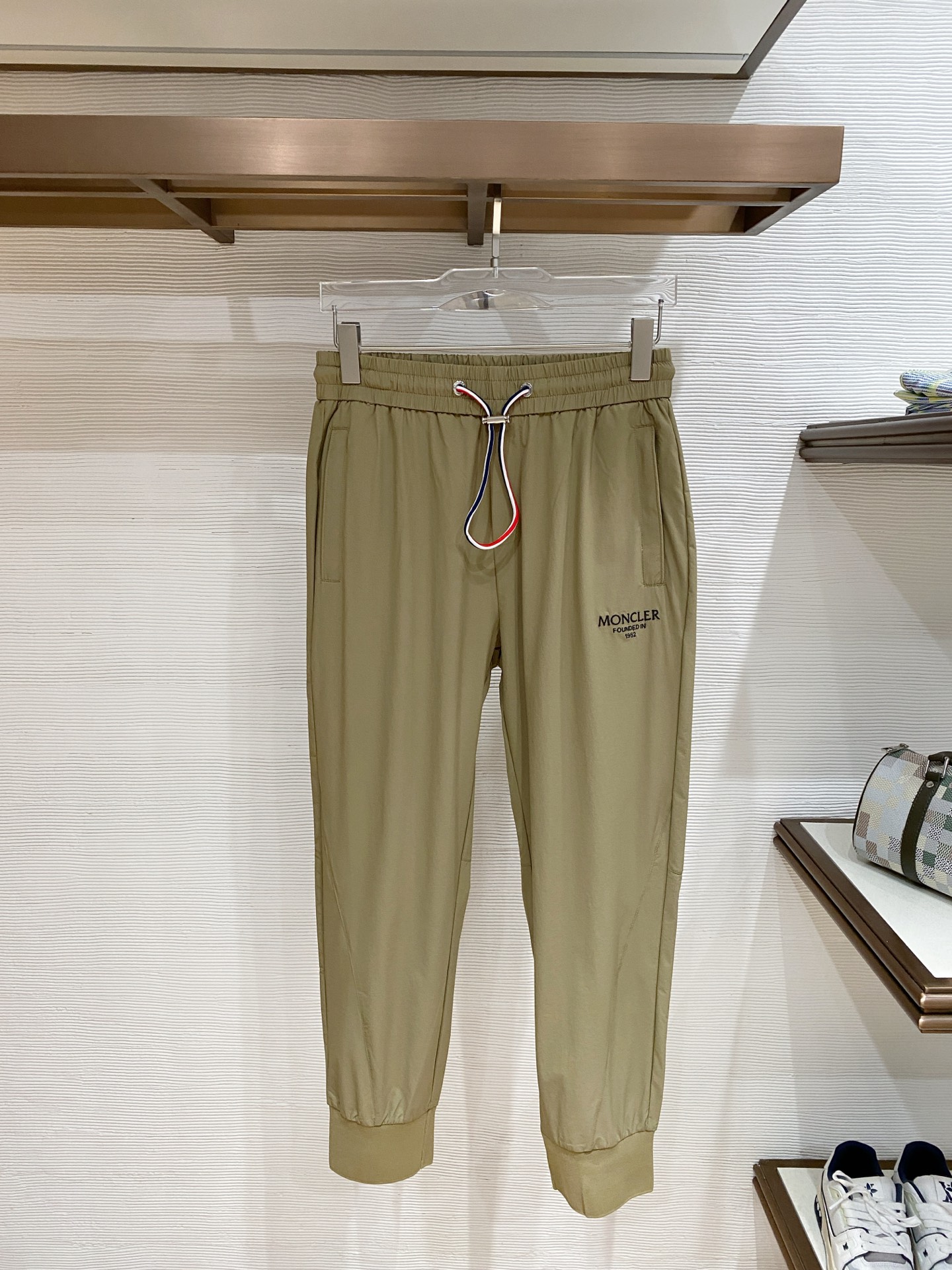 NO:745151,.Mon# 26SS spring and summer technical fabric drawstring trousers, men's nameplate fashionable sports and casual trousers!  Trading company channels are rare, leading official website sales!  In this era of pursuit of individuality and quality, whether you are eager to own a pair of pants that not only shows your status but is also full of sports style, the new jogging pants will be your best choice!  These pants are made of custom-made technical fabrics. The texture is light and silky, feels comfortable and breathable, and seems to bring a cool icy feel to the skin!  In the hot summer, wearing it will feel unprecedented comfort and comfort!  The design is unique and shows an extraordinary sense of quality!  The handling of these details fully reflects the brand's ultimate pursuit of quality!  The customized hardware accessories are all engraved with the brand logo, and the details are impeccable!  The drawstring elastic waistband and ribbed hem cuff design make these pants suitable for both casual occasions and sports moments!  Color black white apricot Size M-3XL Size reference M size waist 72 hips 104 thigh 60 pants length 99 L size waist 76 hips 108 thigh 62 pants length 100 XL size waist 80 hips 112 thigh 64 pants length 101 2XL size waist 84 hips 116 thigh 66 pants length 102  3XL size waist 88 hip 120 thigh 68 pants length 103,,19860909.Mon# 26SS春夏科技面料抽绳束脚裤 男士铭牌时尚运动休闲长裤！贸易公司渠道稀出,领先官网发售！在这个追求个性与品质的时代,你是否渴望拥有一款既展现身份地位,又充满运动风格的裤子,新款慢跑裤将是你的最佳选择！ 这款裤子选用了客供定制的科技面料,质地轻薄丝滑,触感舒爽透气,仿佛给肌肤带来一股清凉的冰感！在炎炎夏日,穿上它将感受到前所未有的舒适与惬意！设计上独具匠心,展现出不凡的品质感！这些细节的处理,都充分体现了品牌对品质的极致追求！客供定制的五金辅料均刻有品牌Logo,细节无法挑剔！抽绳松紧裤腰和裤脚罗纹拼接束口设计,使这款裤子既适合休闲场合,也能应对运动时刻！ 颜色黑色 白色 杏色 尺码M-3XL 尺寸参考 M码腰围72臀围104大腿围60裤长99 L码腰围76臀围108大腿围62裤长100 XL码腰围80臀围112大腿围64裤长101 2XL码腰围84臀围116大腿围66裤长102 3XL码腰围88臀围120大腿围68裤长103,,,Men's clothing