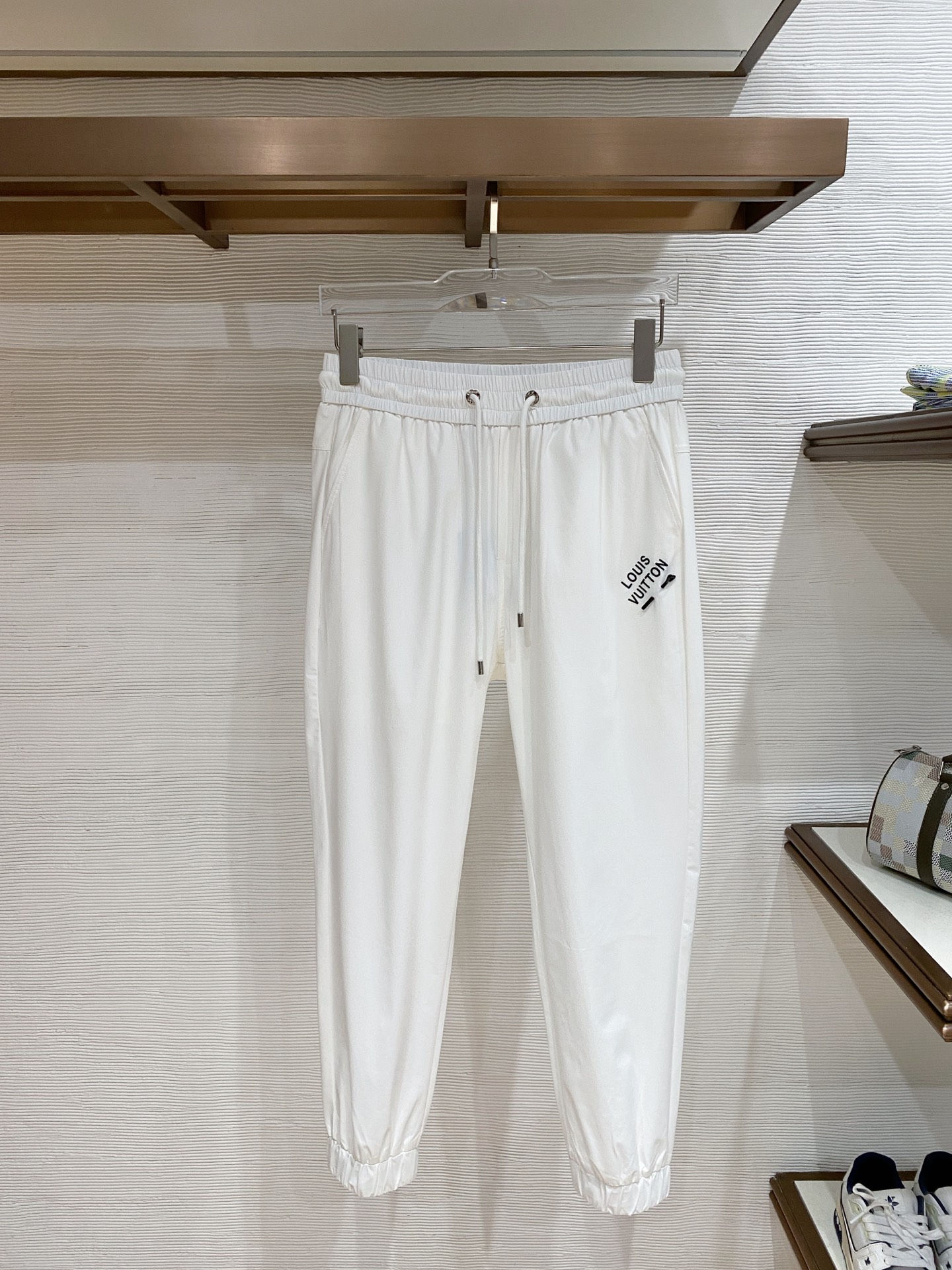 NO:745182,.LVJIA# 26SS spring and summer technical fabric drawstring trousers, men’s nameplate fashionable sports and casual trousers!  Trading company channels are rare, leading official website sales!  In this era of pursuit of individuality and quality, whether you are eager to own a pair of pants that not only shows your status but is also full of sports style, the new jogging pants will be your best choice!  These pants are made of custom-made technical fabrics. The texture is light and silky, feels comfortable and breathable, and seems to bring a cool icy feel to the skin!  In the hot summer, wearing it will feel unprecedented comfort and comfort!  The design is unique and shows an extraordinary sense of quality!  The handling of these details fully reflects the brand's ultimate pursuit of quality!  The customized hardware accessories are all engraved with the brand logo, and the details are impeccable!  The drawstring elastic waistband and ribbed hem cuff design make these pants suitable for both casual occasions and sports moments!  Color black white Size M-3XL Size reference M size waist 72 hips 104 thigh 60 pants length 99 L size waist 76 hips 108 thigh 62 pants length 100 XL size waist 80 hips 112 thigh 64 pants length 101 2XL size waist 84 hips 116 thigh 66 pants length 102  3XL size waist 88 hips 120 thigh 68 pants length 103,,louis vuitton,louis vuitton,19860909.驴家# 26SS春夏科技面料抽绳束脚裤 男士铭牌时尚运动休闲长裤！贸易公司渠道稀出,领先官网发售！在这个追求个性与品质的时代,你是否渴望拥有一款既展现身份地位,又充满运动风格的裤子,新款慢跑裤将是你的最佳选择！ 这款裤子选用了客供定制的科技面料,质地轻薄丝滑,触感舒爽透气,仿佛给肌肤带来一股清凉的冰感！在炎炎夏日,穿上它将感受到前所未有的舒适与惬意！设计上独具匠心,展现出不凡的品质感！这些细节的处理,都充分体现了品牌对品质的极致追求！客供定制的五金辅料均刻有品牌Logo,细节无法挑剔！抽绳松紧裤腰和裤脚罗纹拼接束口设计,使这款裤子既适合休闲场合,也能应对运动时刻！ 颜色黑色 白色 尺码M-3XL 尺寸参考 M码腰围72臀围104大腿围60裤长99 L码腰围76臀围108大腿围62裤长100 XL码腰围80臀围112大腿围64裤长101 2XL码腰围84臀围116大腿围66裤长102 3XL码腰围88臀围120大腿围68裤长103,,louis vuitton,louis vuitton,,Men's clothing