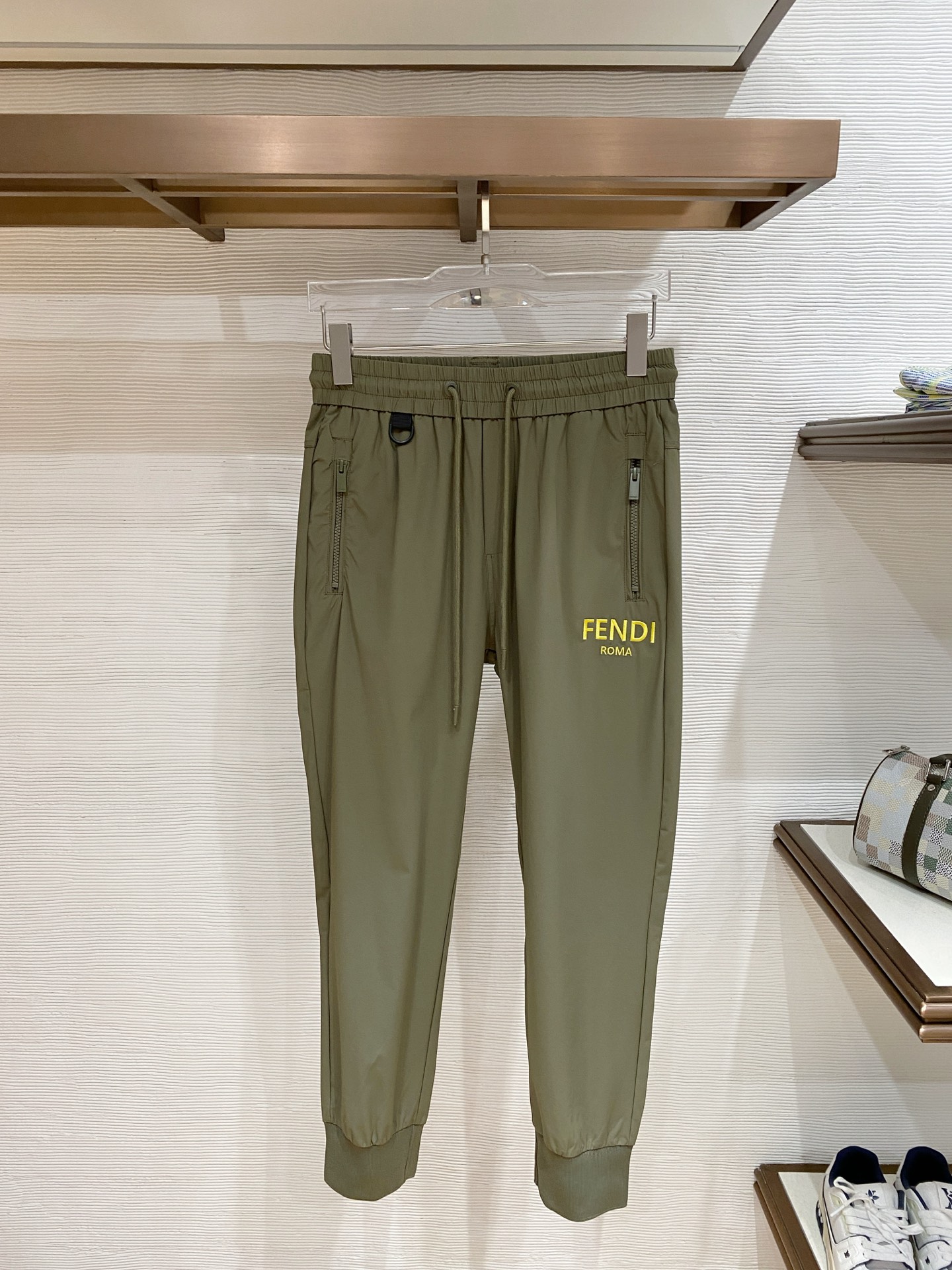 NO:745139,.FD# 26SS spring and summer technical fabric drawstring trousers, men's nameplate fashionable sports and casual trousers!  Trading company channels are rare, leading official website sales!  In this era of pursuit of individuality and quality, whether you are eager to own a pair of pants that not only shows your status but is also full of sports style, the new jogging pants will be your best choice!  These pants are made of custom-made technical fabrics. The texture is light and silky, feels comfortable and breathable, and seems to bring a cool icy feel to the skin!  In the hot summer, wearing it will feel unprecedented comfort and comfort!  The design is unique and shows an extraordinary sense of quality!  The handling of these details fully reflects the brand's ultimate pursuit of quality!  The customized hardware accessories are all engraved with the brand logo, and the details are impeccable!  The drawstring elastic waistband and ribbed hem cuff design make these pants suitable for both casual occasions and sports moments!  Color black green apricot Size M-3XL Size reference M size waist 72 hips 104 thigh 60 pants length 99 L size waist 76 hips 108 thigh 62 pants length 100 XL size waist 80 hips 112 thigh 64 pants length 101 2XL size waist 84 hips 116 thigh 66 pants length 102  3XL size waist 88 hip 120 thigh 68 pants length 103,,19860909.FD# 26SS春夏科技面料抽绳束脚裤 男士铭牌时尚运动休闲长裤！贸易公司渠道稀出,领先官网发售！在这个追求个性与品质的时代,你是否渴望拥有一款既展现身份地位,又充满运动风格的裤子,新款慢跑裤将是你的最佳选择！ 这款裤子选用了客供定制的科技面料,质地轻薄丝滑,触感舒爽透气,仿佛给肌肤带来一股清凉的冰感！在炎炎夏日,穿上它将感受到前所未有的舒适与惬意！设计上独具匠心,展现出不凡的品质感！这些细节的处理,都充分体现了品牌对品质的极致追求！客供定制的五金辅料均刻有品牌Logo,细节无法挑剔！抽绳松紧裤腰和裤脚罗纹拼接束口设计,使这款裤子既适合休闲场合,也能应对运动时刻！ 颜色黑色 绿色 杏色 尺码M-3XL 尺寸参考 M码腰围72臀围104大腿围60裤长99 L码腰围76臀围108大腿围62裤长100 XL码腰围80臀围112大腿围64裤长101 2XL码腰围84臀围116大腿围66裤长102 3XL码腰围88臀围120大腿围68裤长103,,,Men's clothing