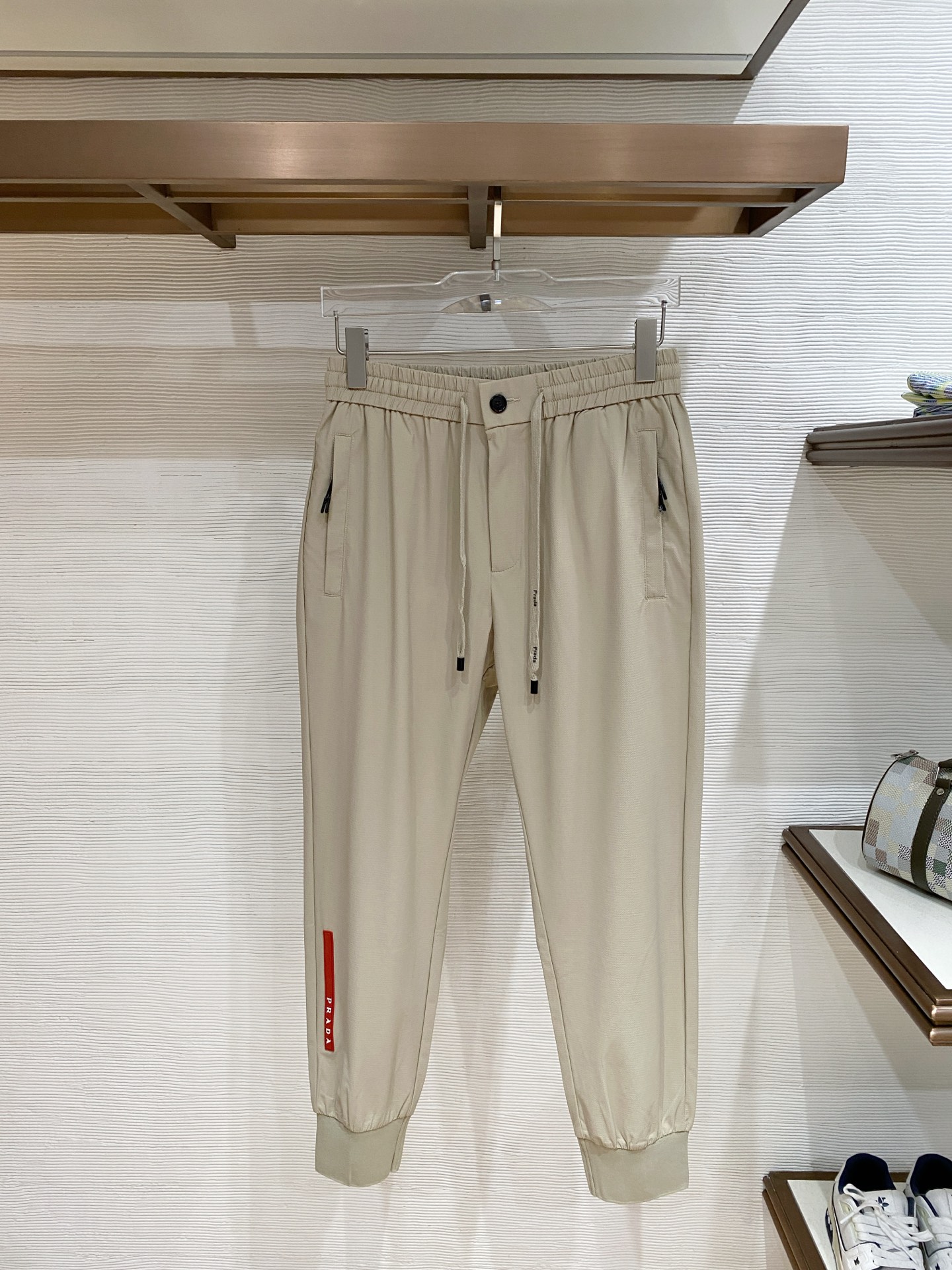 NO:745145,.PRD# 26SS spring and summer technical fabric drawstring trousers, men's nameplate fashion sports and casual trousers!  Trading company channels are rare, leading official website sales!  In this era of pursuit of individuality and quality, whether you are eager to own a pair of pants that not only shows your status but is also full of sports style, the new jogging pants will be your best choice!  These pants are made of custom-made technical fabrics. The texture is light and silky, feels comfortable and breathable, and seems to bring a cool icy feel to the skin!  In the hot summer, wearing it will feel unprecedented comfort and comfort!  The design is unique and shows an extraordinary sense of quality!  The handling of these details fully reflects the brand's ultimate pursuit of quality!  The customized hardware accessories are all engraved with the brand logo, and the details are impeccable!  The drawstring elastic waistband and ribbed hem cuff design make these pants suitable for both casual occasions and sports moments!  Color black gray apricot Size M-3XL Size reference M size waist 72 hips 104 thigh 60 pants length 99 L size waist 76 hips 108 thigh 62 pants length 100 XL size waist 80 hips 112 thigh 64 pants length 101 2XL size waist 84 hips 116 thigh 66 pants length 102  3XL size waist 88 hip 120 thigh 68 pants length 103,,19860909.PRD# 26SS春夏科技面料抽绳束脚裤 男士铭牌时尚运动休闲长裤！贸易公司渠道稀出,领先官网发售！在这个追求个性与品质的时代,你是否渴望拥有一款既展现身份地位,又充满运动风格的裤子,新款慢跑裤将是你的最佳选择！ 这款裤子选用了客供定制的科技面料,质地轻薄丝滑,触感舒爽透气,仿佛给肌肤带来一股清凉的冰感！在炎炎夏日,穿上它将感受到前所未有的舒适与惬意！设计上独具匠心,展现出不凡的品质感！这些细节的处理,都充分体现了品牌对品质的极致追求！客供定制的五金辅料均刻有品牌Logo,细节无法挑剔！抽绳松紧裤腰和裤脚罗纹拼接束口设计,使这款裤子既适合休闲场合,也能应对运动时刻！ 颜色黑色 灰色 杏色 尺码M-3XL 尺寸参考 M码腰围72臀围104大腿围60裤长99 L码腰围76臀围108大腿围62裤长100 XL码腰围80臀围112大腿围64裤长101 2XL码腰围84臀围116大腿围66裤长102 3XL码腰围88臀围120大腿围68裤长103,,,Men's clothing