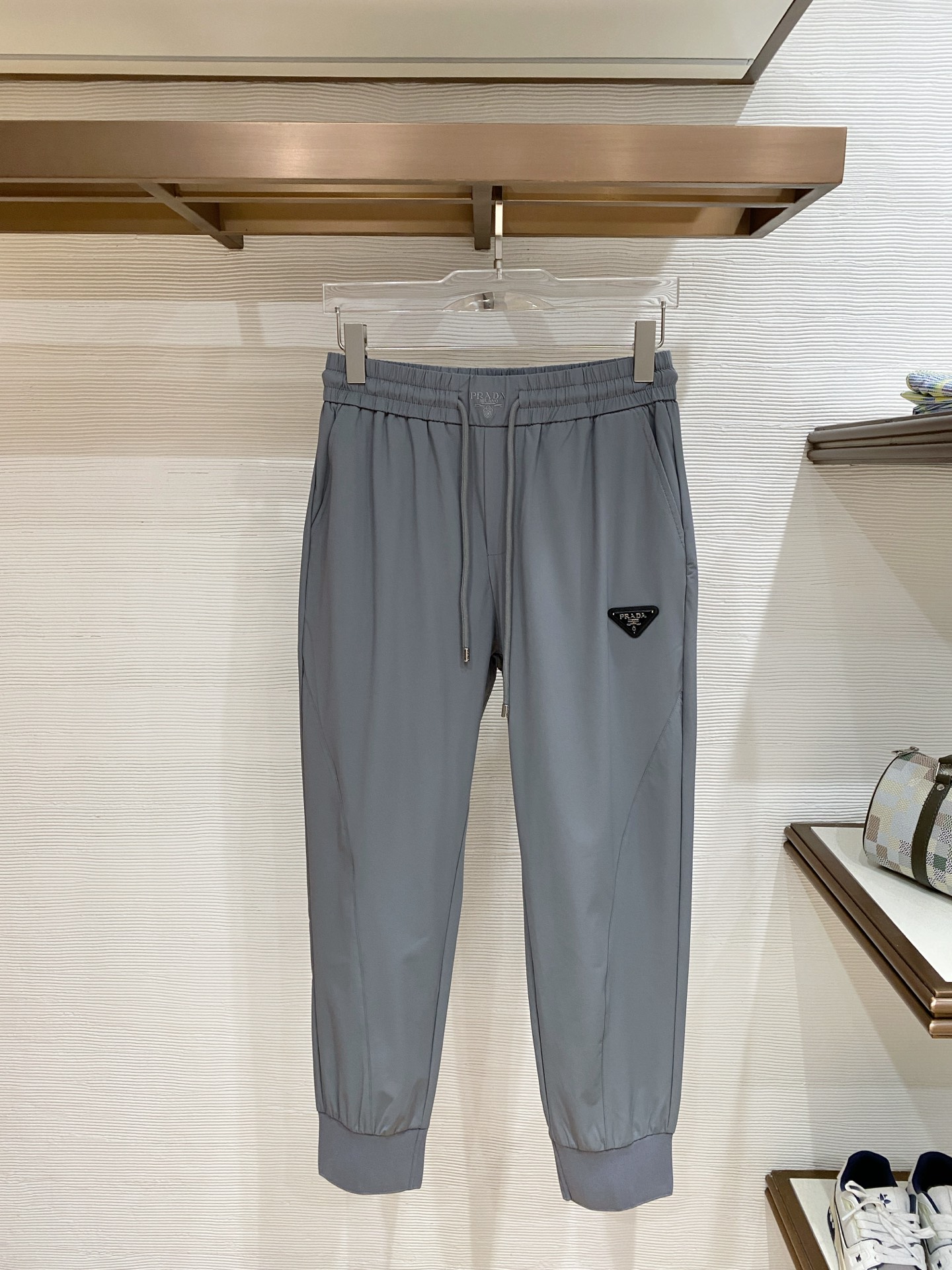 NO:745133,.PRD# 26SS spring and summer technical fabric drawstring trousers, men's nameplate fashion sports and casual trousers!  Trading company channels are rare, leading official website sales!  In this era of pursuit of individuality and quality, whether you are eager to own a pair of pants that not only shows your status but is also full of sports style, the new jogging pants will be your best choice!  These pants are made of custom-made technical fabrics. The texture is light and silky, feels comfortable and breathable, and seems to bring a cool icy feel to the skin!  In the hot summer, wearing it will feel unprecedented comfort and comfort!  The design is unique and shows an extraordinary sense of quality!  The handling of these details fully reflects the brand's ultimate pursuit of quality!  The customized hardware accessories are all engraved with the brand logo, and the details are impeccable!  The drawstring elastic waistband and ribbed hem cuff design make these pants suitable for both casual occasions and sports moments!  Color black gray Size M-3XL Size reference M size waist 72 hips 104 thigh 60 pants length 99 L size waist 76 hips 108 thigh 62 pants length 100 XL size waist 80 hips 112 thigh 64 pants length 101 2XL size waist 84 hips 116 thigh 66 pants length 102  3XL size waist 88 hip 120 thigh 68 pants length 103,,19860909.PRD# 26SS春夏科技面料抽绳束脚裤 男士铭牌时尚运动休闲长裤！贸易公司渠道稀出,领先官网发售！在这个追求个性与品质的时代,你是否渴望拥有一款既展现身份地位,又充满运动风格的裤子,新款慢跑裤将是你的最佳选择！ 这款裤子选用了客供定制的科技面料,质地轻薄丝滑,触感舒爽透气,仿佛给肌肤带来一股清凉的冰感！在炎炎夏日,穿上它将感受到前所未有的舒适与惬意！设计上独具匠心,展现出不凡的品质感！这些细节的处理,都充分体现了品牌对品质的极致追求！客供定制的五金辅料均刻有品牌Logo,细节无法挑剔！抽绳松紧裤腰和裤脚罗纹拼接束口设计,使这款裤子既适合休闲场合,也能应对运动时刻！ 颜色黑色 灰色 尺码M-3XL 尺寸参考 M码腰围72臀围104大腿围60裤长99 L码腰围76臀围108大腿围62裤长100 XL码腰围80臀围112大腿围64裤长101 2XL码腰围84臀围116大腿围66裤长102 3XL码腰围88臀围120大腿围68裤长103,,,Men's clothing