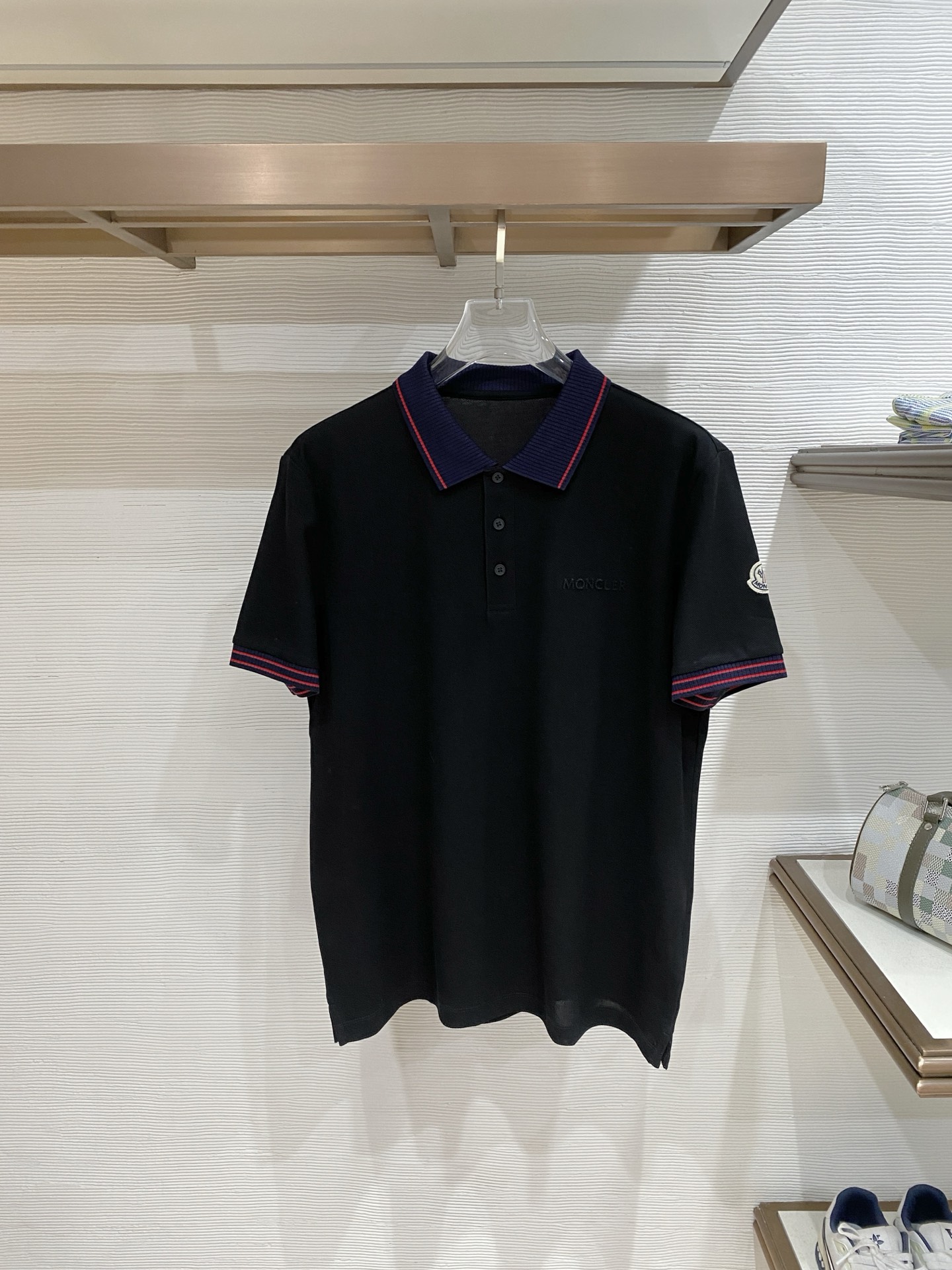 🌟 Mon# 26春夏 专属标识Polo衫短袖T恤 经典的翻领裁剪工艺从未停止.既不单调也不复杂,匠心之