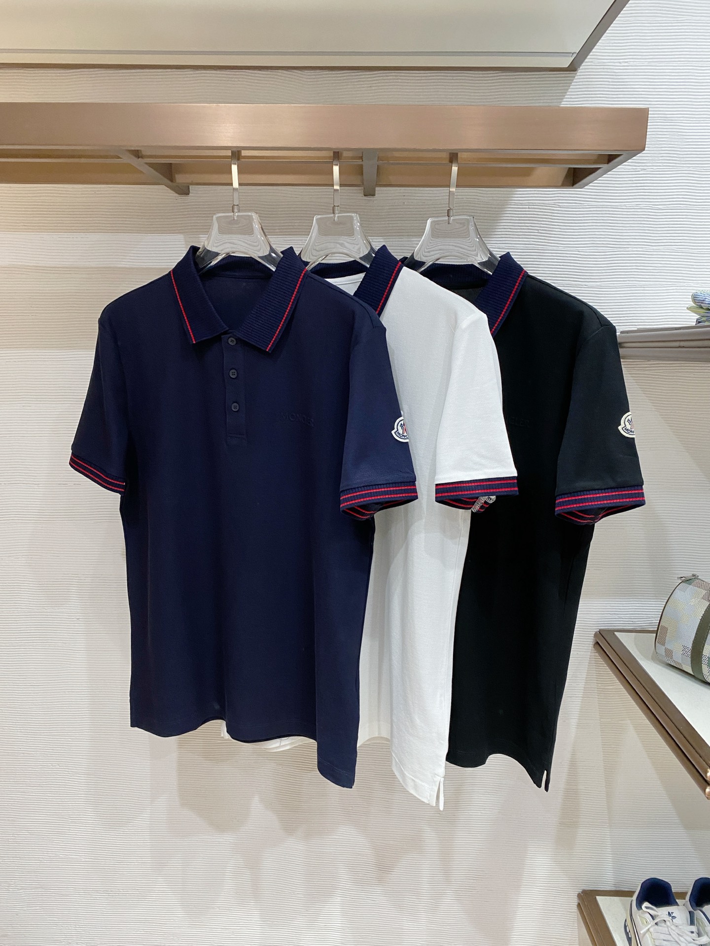 🌟 Mon# 26春夏 专属标识Polo衫短袖T恤 经典的翻领裁剪工艺从未停止.既不单调也不复杂,匠心之