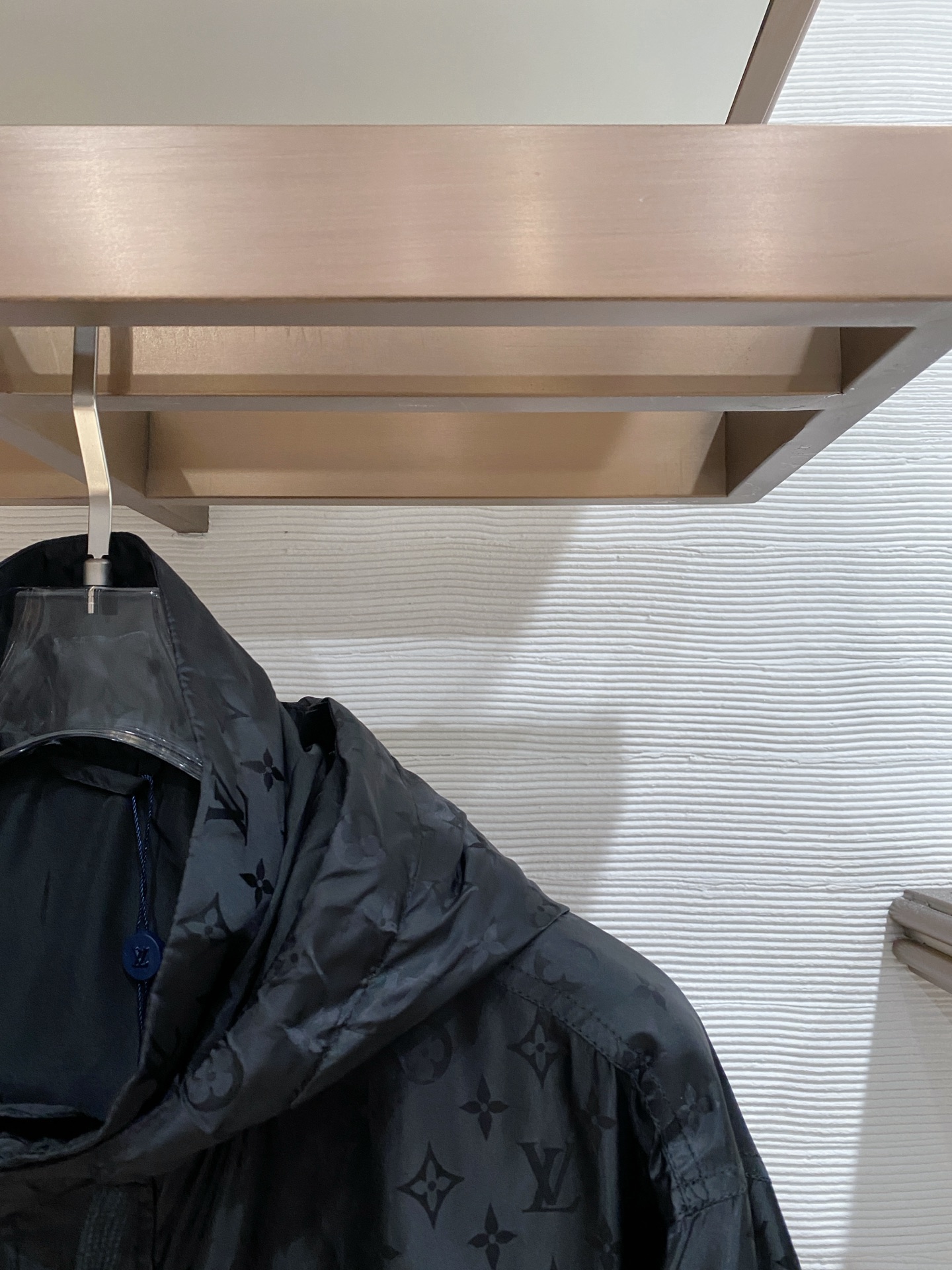 LV 2026ss春季新款连帽夹克外套全高端版本！高定专柜面料辅料，透气舒适度高，细节无可挑剔，做工考究