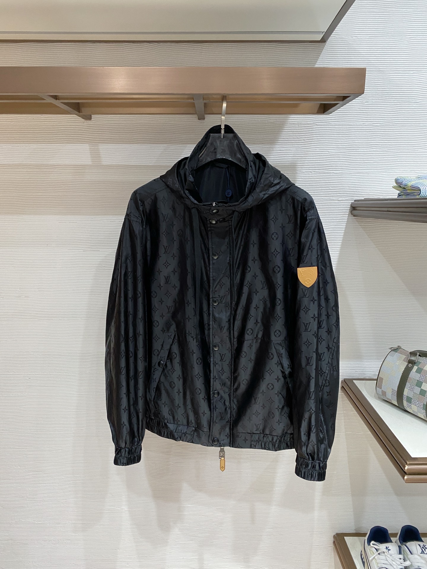 LV 2026ss春季新款连帽夹克外套全高端版本！高定专柜面料辅料，透气舒适度高，细节无可挑剔，做工考究