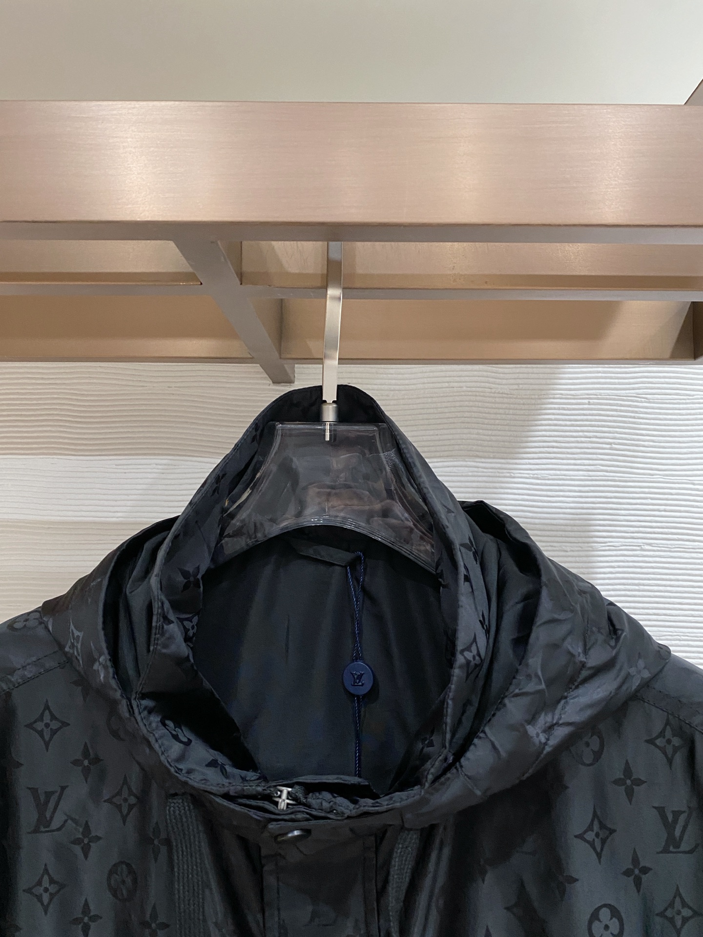 LV 2026ss春季新款连帽夹克外套全高端版本！高定专柜面料辅料，透气舒适度高，细节无可挑剔，做工考究