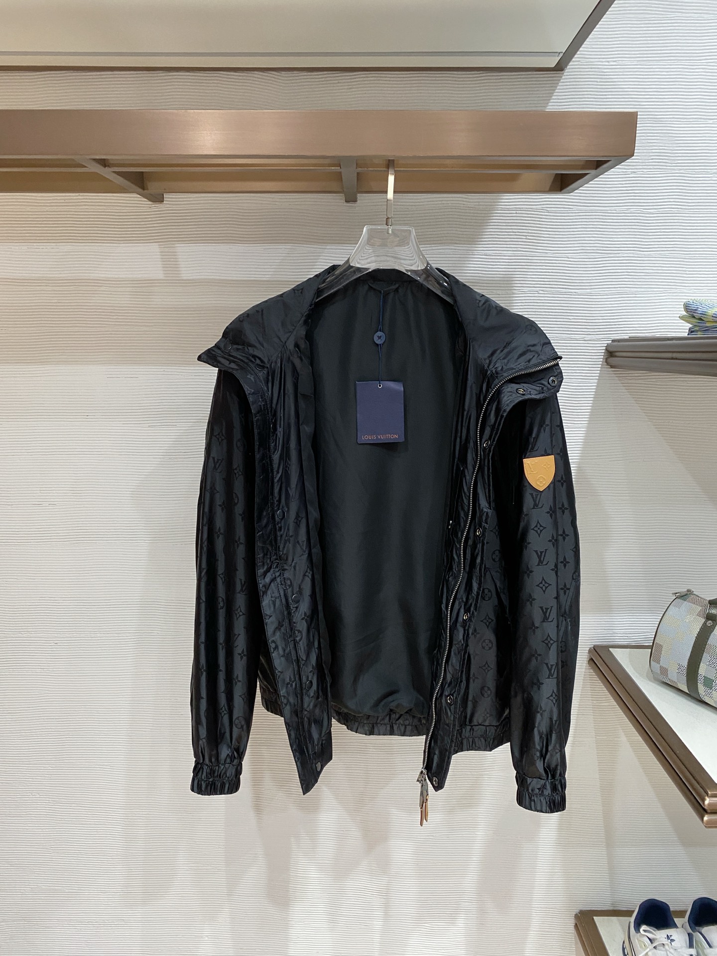 LV 2026ss春季新款连帽夹克外套全高端版本！高定专柜面料辅料，透气舒适度高，细节无可挑剔，做工考究