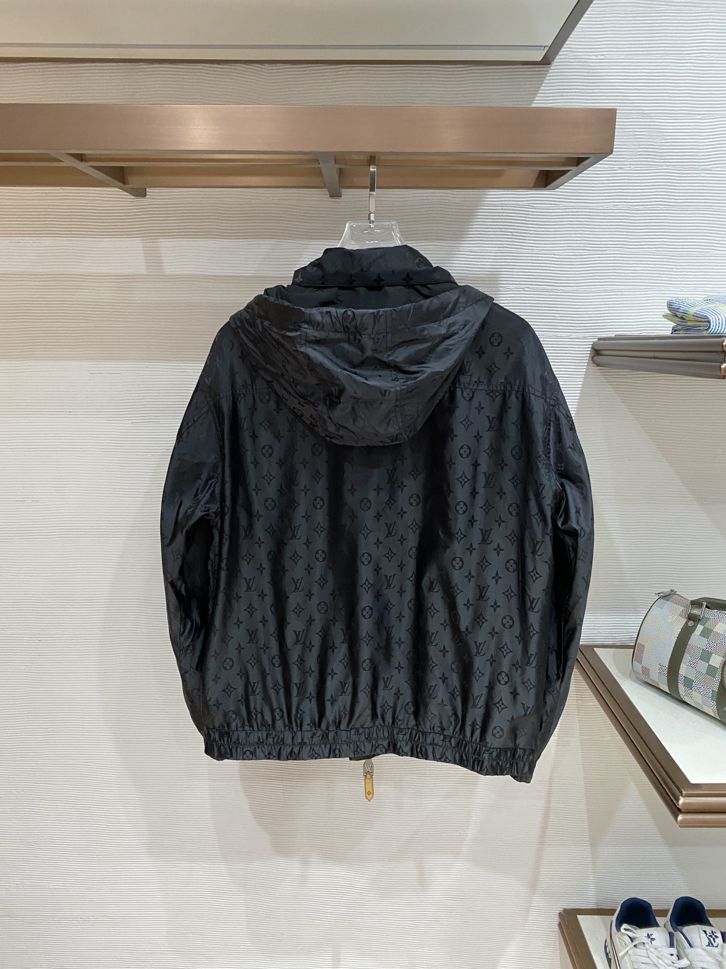 LV 2026ss春季新款连帽夹克外套全高端版本！高定专柜面料辅料，透气舒适度高，细节无可挑剔，做工考究