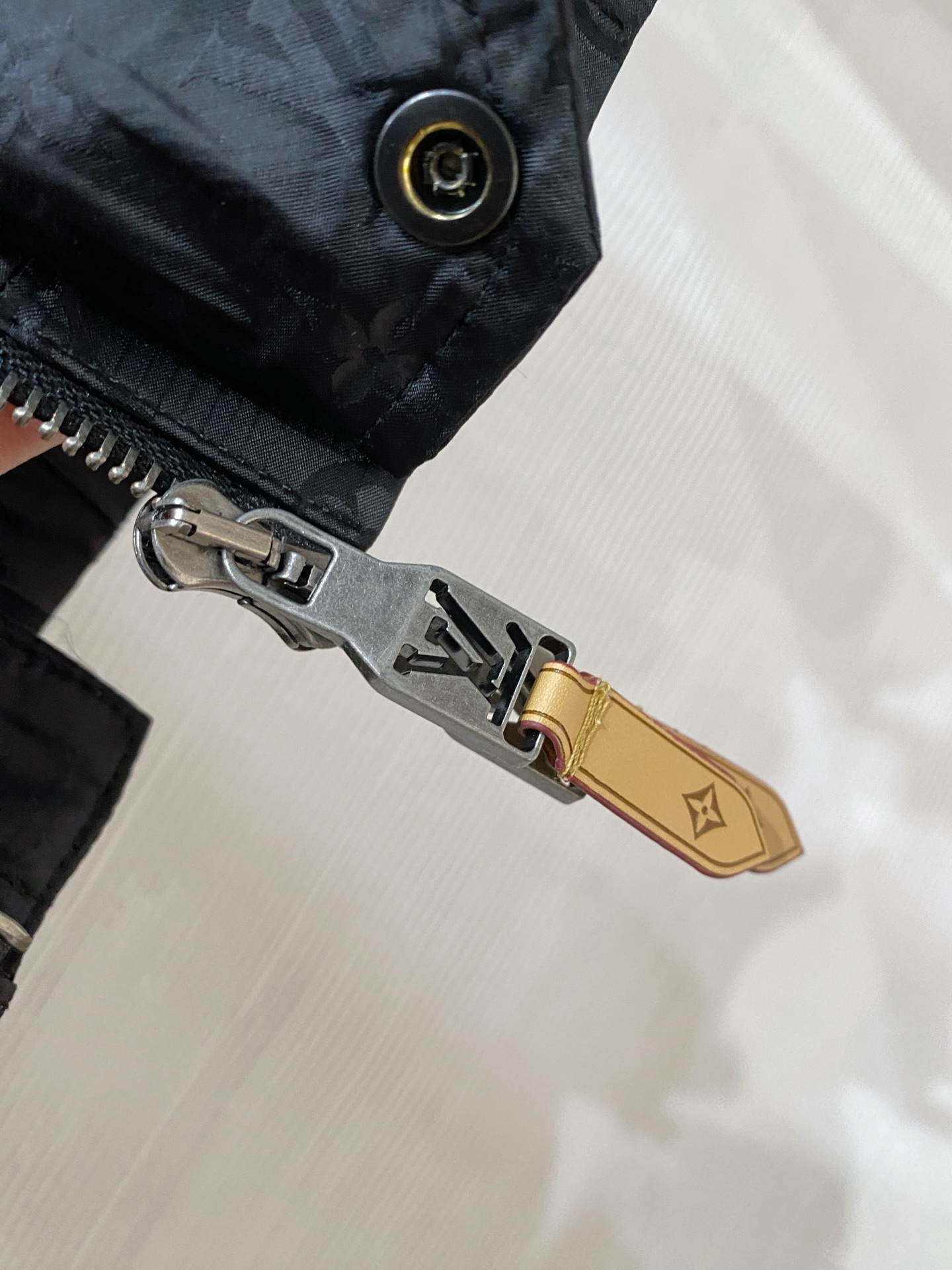 LV 2026ss春季新款连帽夹克外套全高端版本！高定专柜面料辅料，透气舒适度高，细节无可挑剔，做工考究