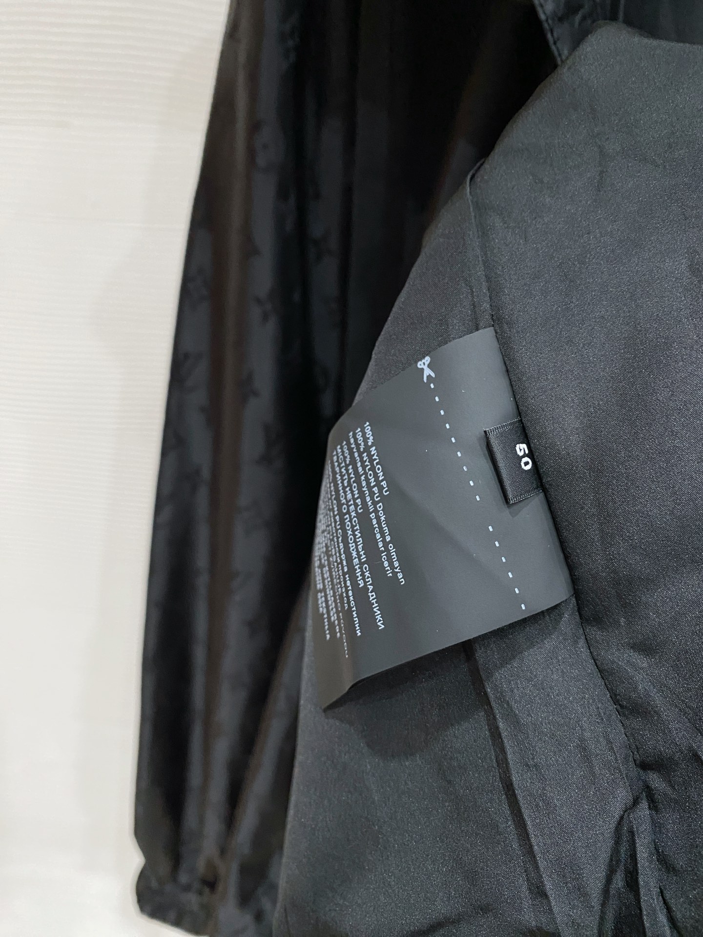 LV 2026ss春季新款连帽夹克外套全高端版本！高定专柜面料辅料，透气舒适度高，细节无可挑剔，做工考究