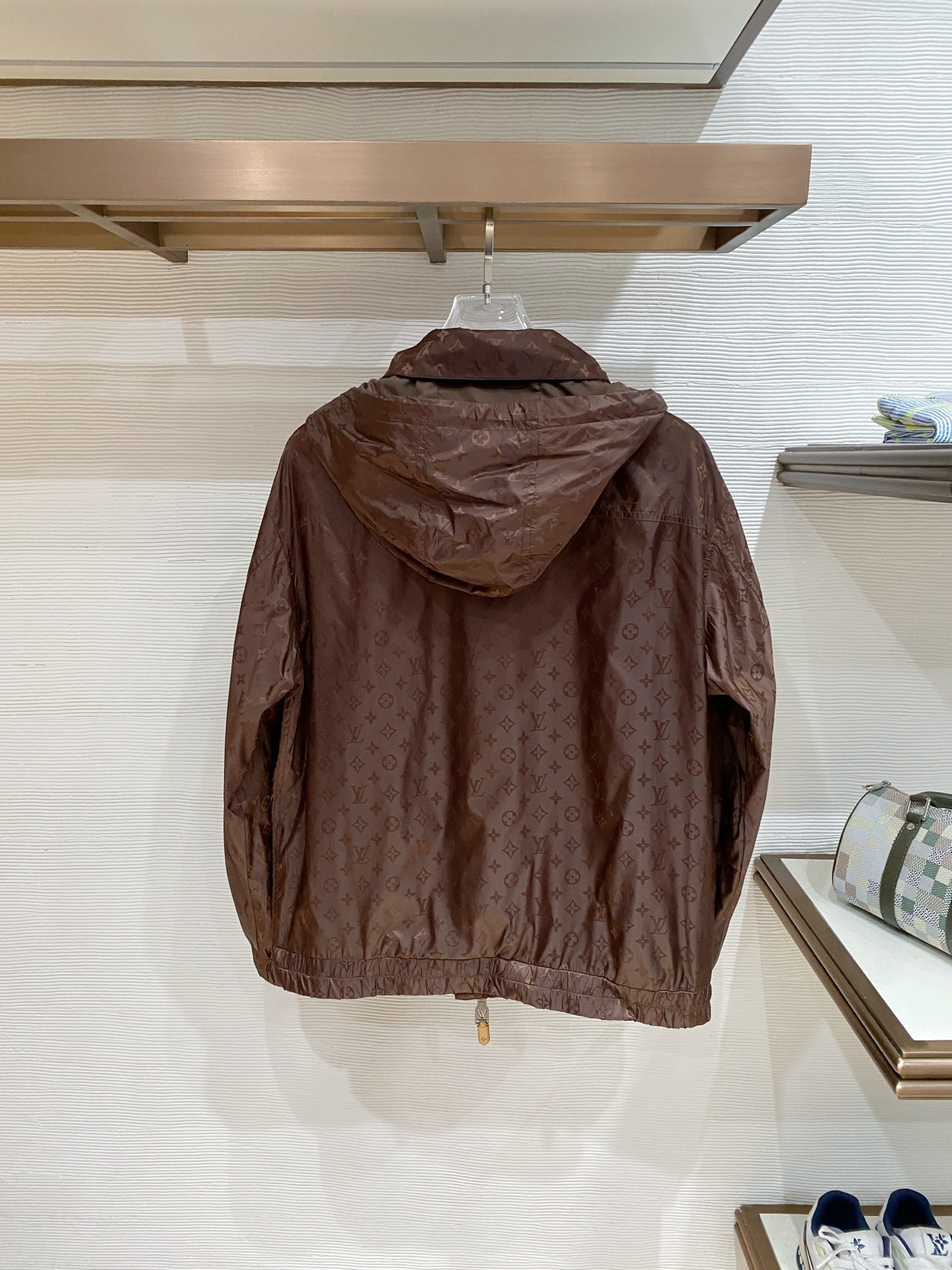 LV 2026ss春季新款连帽夹克外套全高端版本！高定专柜面料辅料，透气舒适度高，细节无可挑剔，做工考究