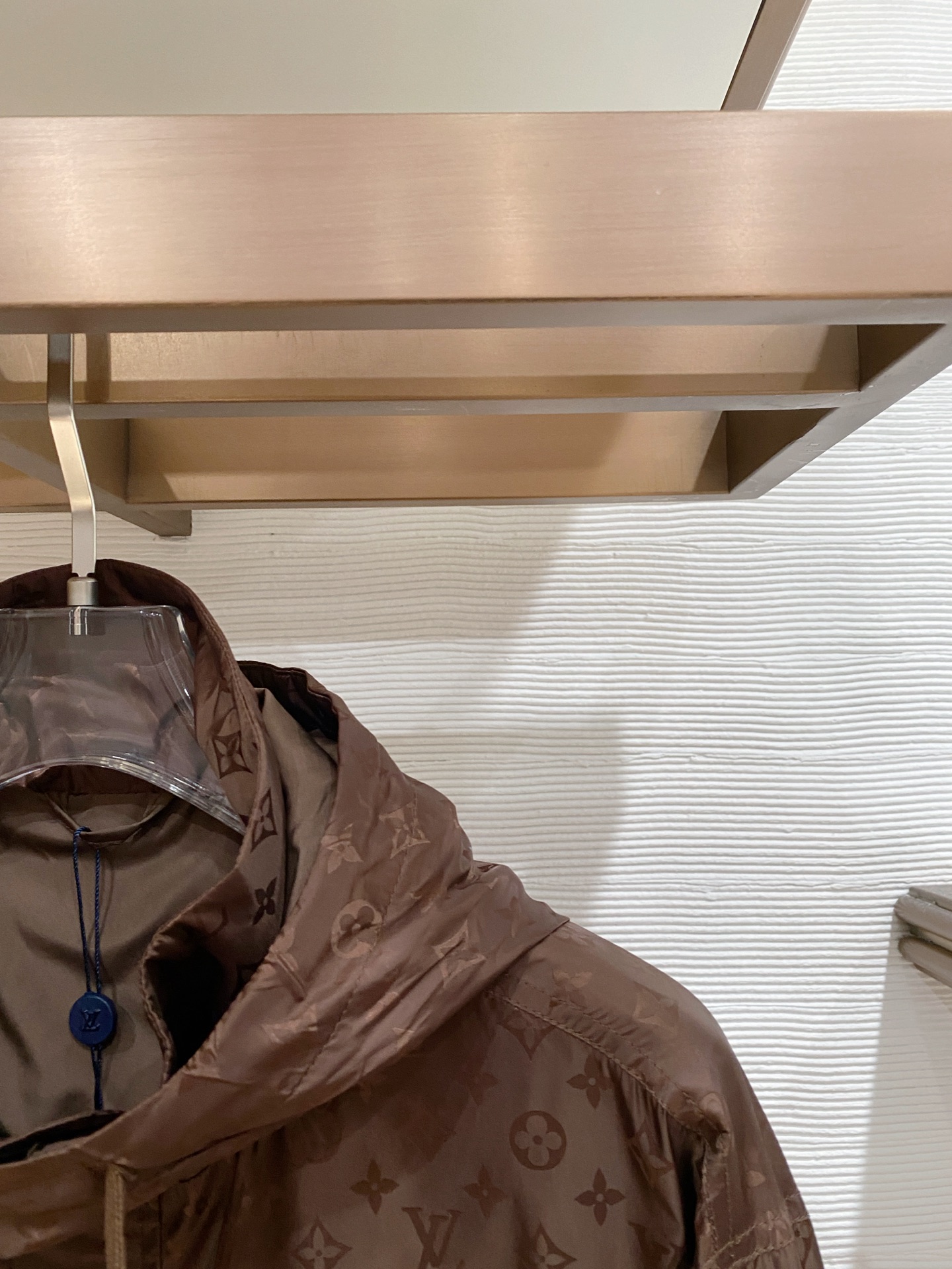 LV 2026ss春季新款连帽夹克外套全高端版本！高定专柜面料辅料，透气舒适度高，细节无可挑剔，做工考究