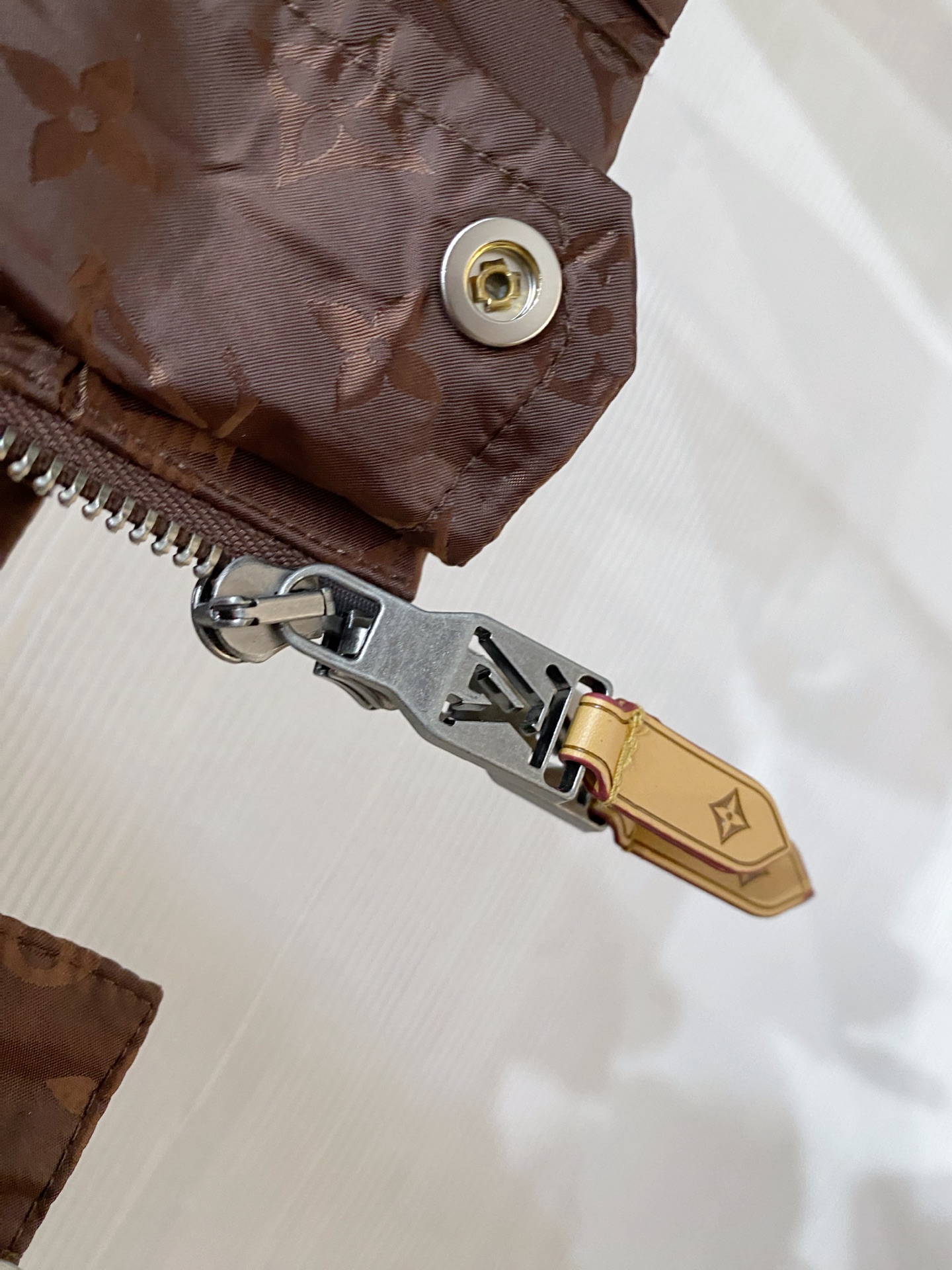 LV 2026ss春季新款连帽夹克外套全高端版本！高定专柜面料辅料，透气舒适度高，细节无可挑剔，做工考究