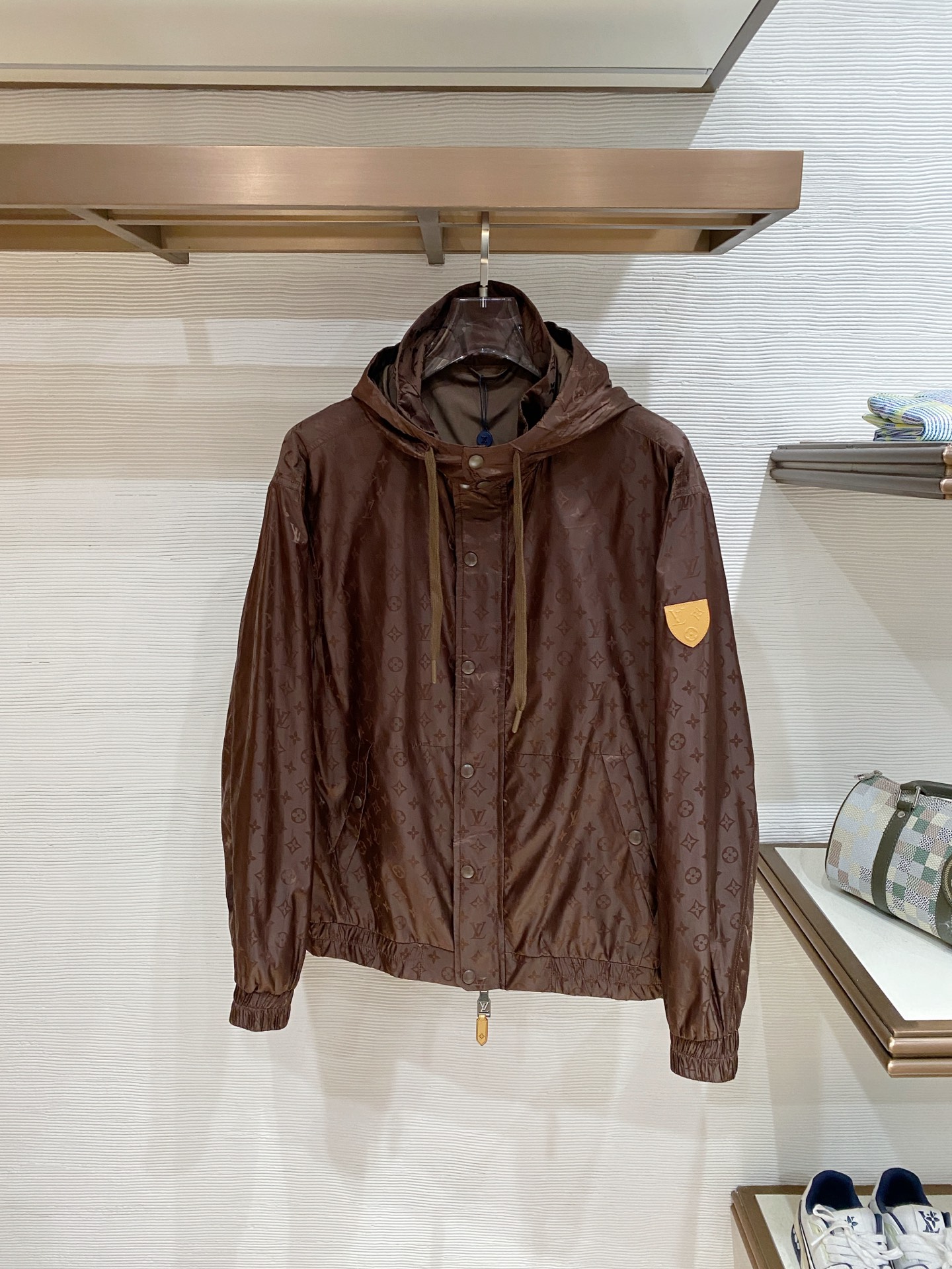 LV 2026ss春季新款连帽夹克外套全高端版本！高定专柜面料辅料，透气舒适度高，细节无可挑剔，做工考究