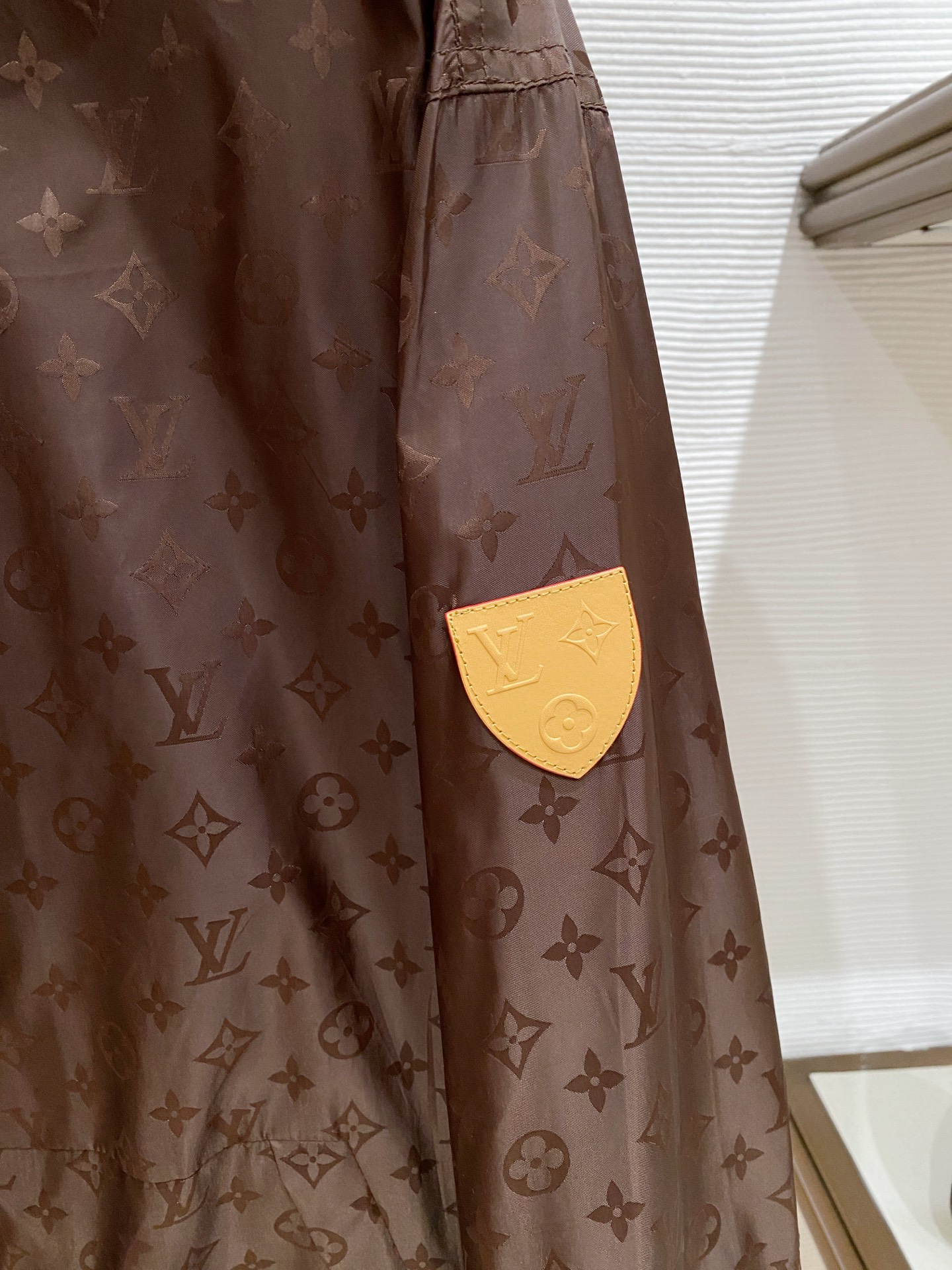 LV 2026ss春季新款连帽夹克外套全高端版本！高定专柜面料辅料，透气舒适度高，细节无可挑剔，做工考究