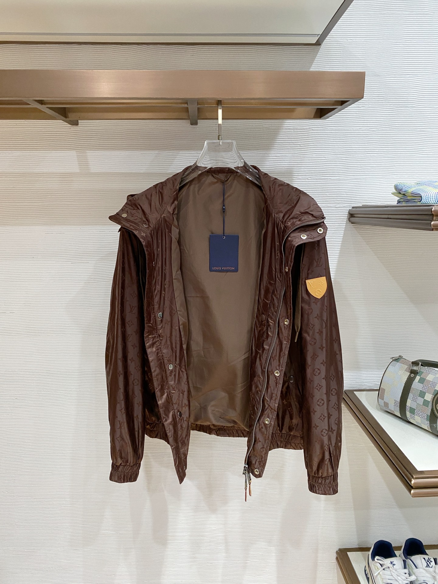 LV 2026ss春季新款连帽夹克外套全高端版本！高定专柜面料辅料，透气舒适度高，细节无可挑剔，做工考究