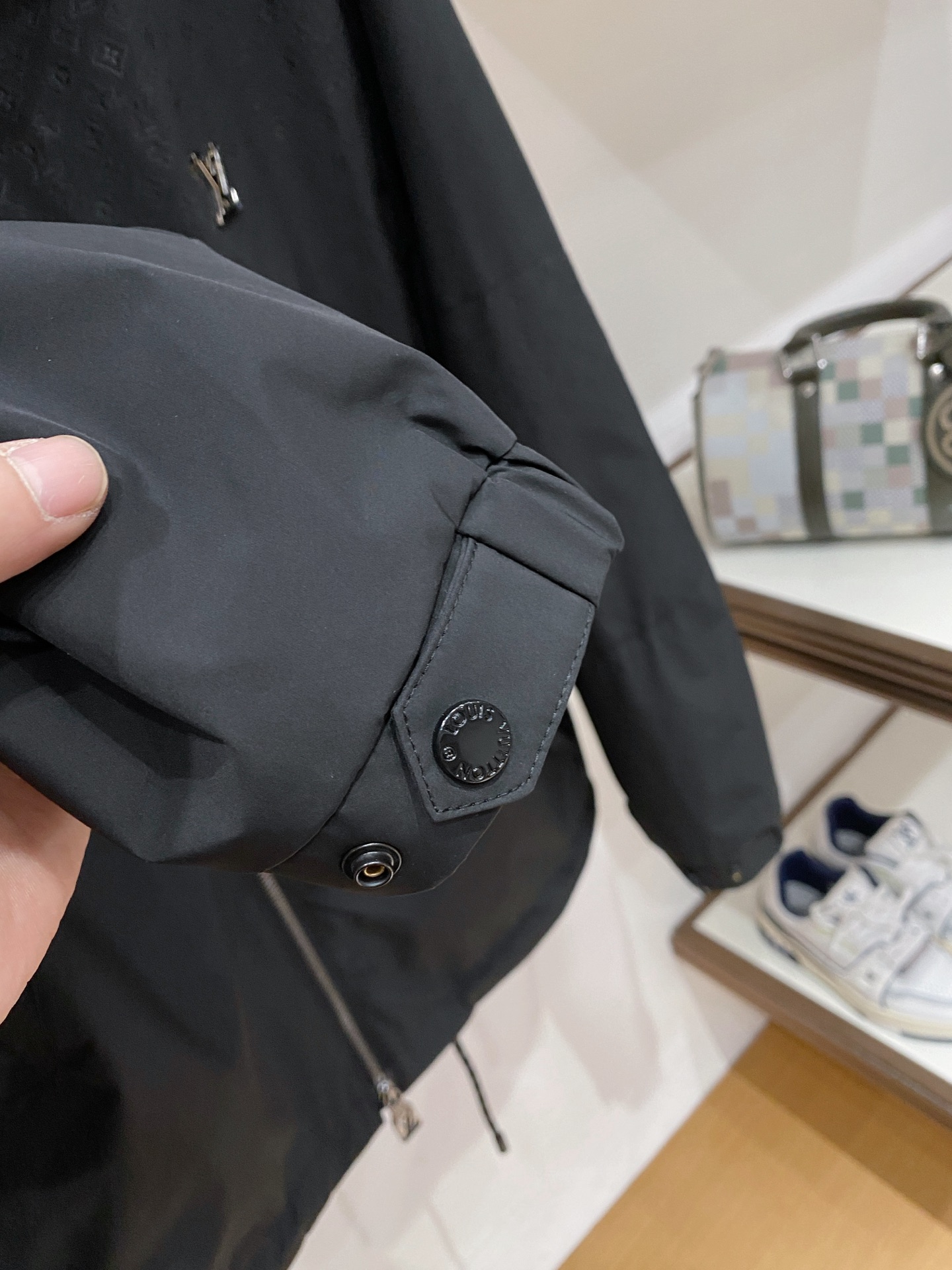 LV 2026ss春季新款连帽夹克外套全高端版本！高定专柜面料辅料，透气舒适度高，细节无可挑剔，做工考究