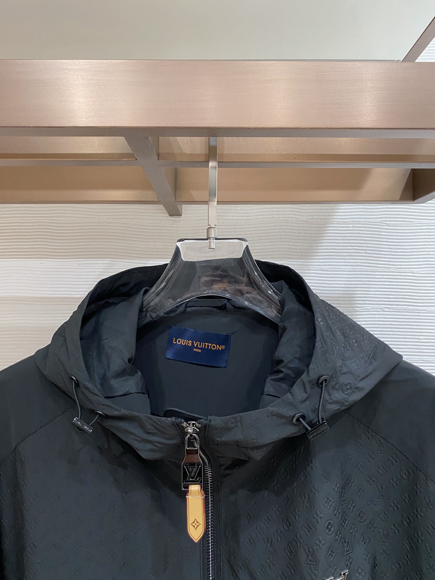 LV 2026ss春季新款连帽夹克外套全高端版本！高定专柜面料辅料，透气舒适度高，细节无可挑剔，做工考究
