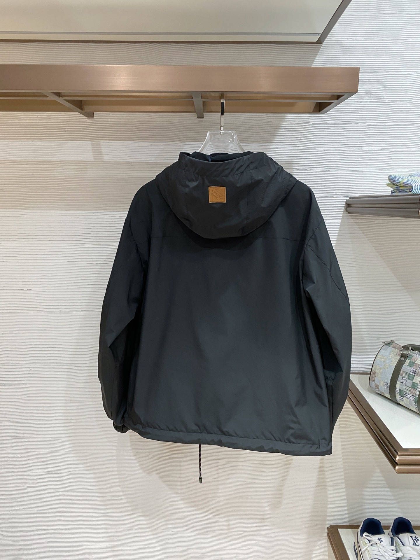 LV 2026ss春季新款连帽夹克外套全高端版本！高定专柜面料辅料，透气舒适度高，细节无可挑剔，做工考究