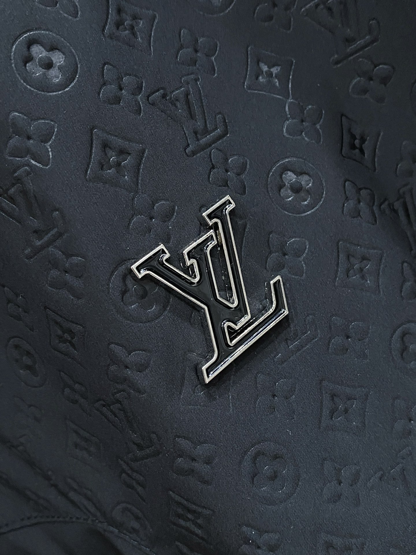 LV 2026ss春季新款连帽夹克外套全高端版本！高定专柜面料辅料，透气舒适度高，细节无可挑剔，做工考究