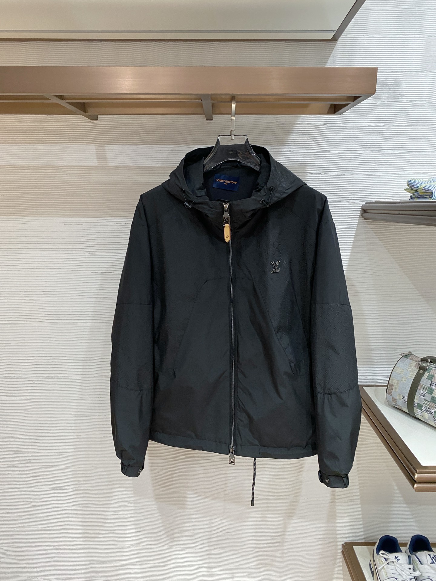 LV 2026ss春季新款连帽夹克外套全高端版本！高定专柜面料辅料，透气舒适度高，细节无可挑剔，做工考究