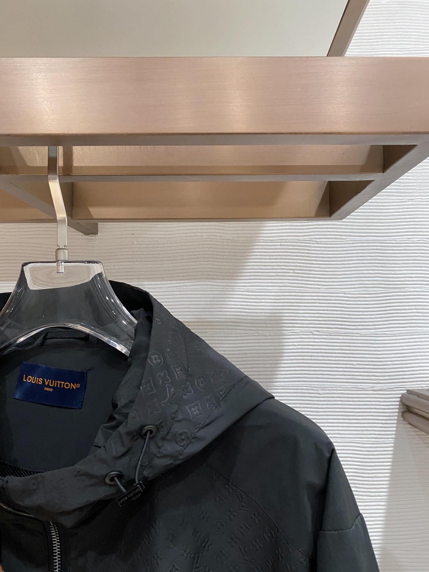 LV 2026ss春季新款连帽夹克外套全高端版本！高定专柜面料辅料，透气舒适度高，细节无可挑剔，做工考究