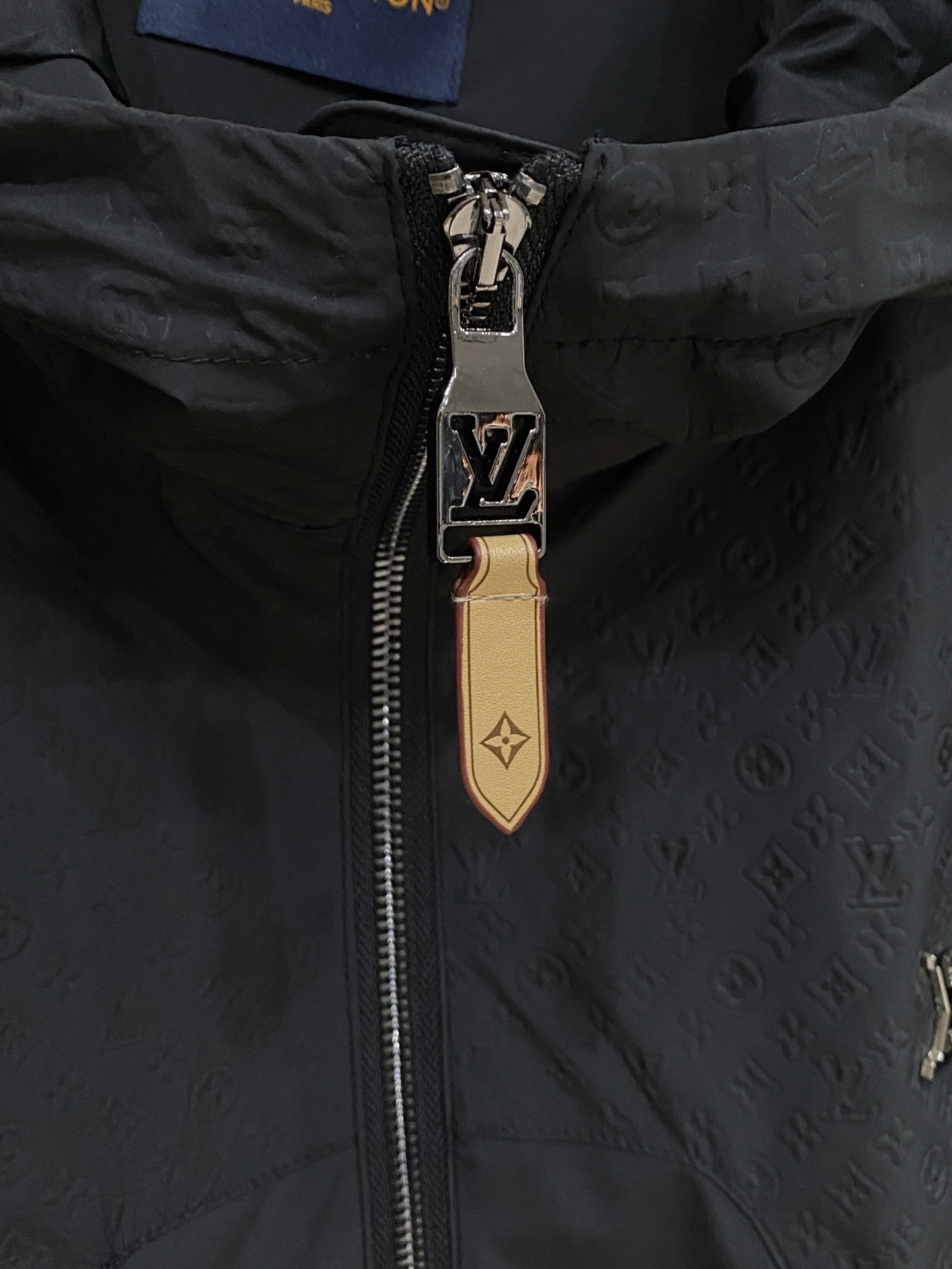 LV 2026ss春季新款连帽夹克外套全高端版本！高定专柜面料辅料，透气舒适度高，细节无可挑剔，做工考究