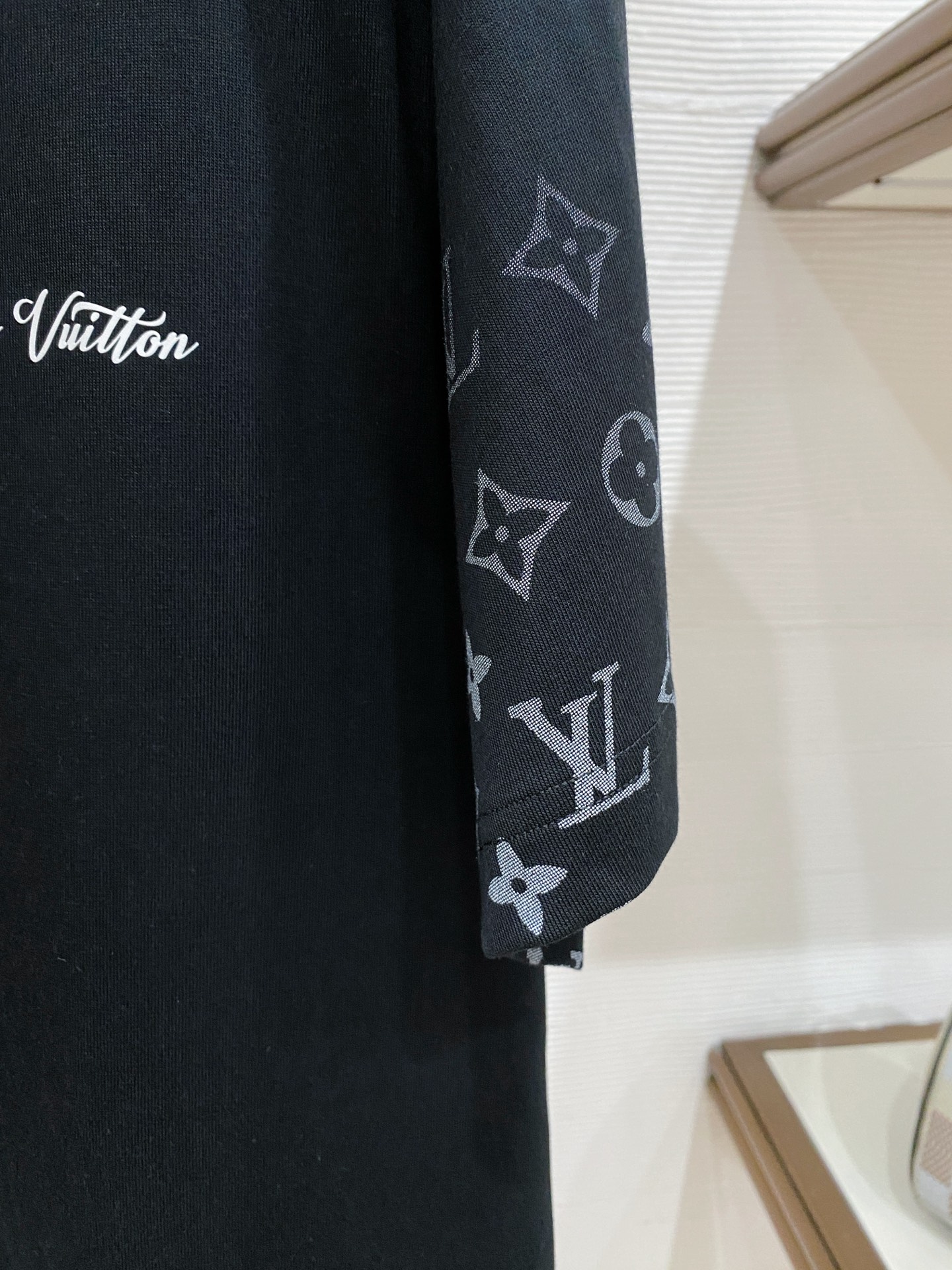 LV 2026ss 春夏新款首发专柜最新款短袖圆领T恤 高端订制 设计前卫时尚！品牌logo重工艺设计 