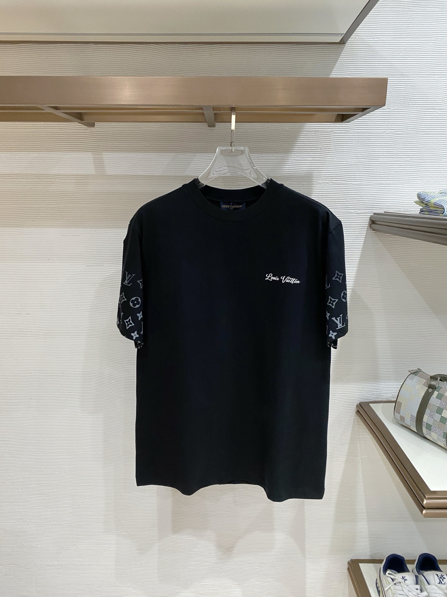 LV 2026ss 春夏新款首发专柜最新款短袖圆领T恤 高端订制 设计前卫时尚！品牌logo重工艺设计 