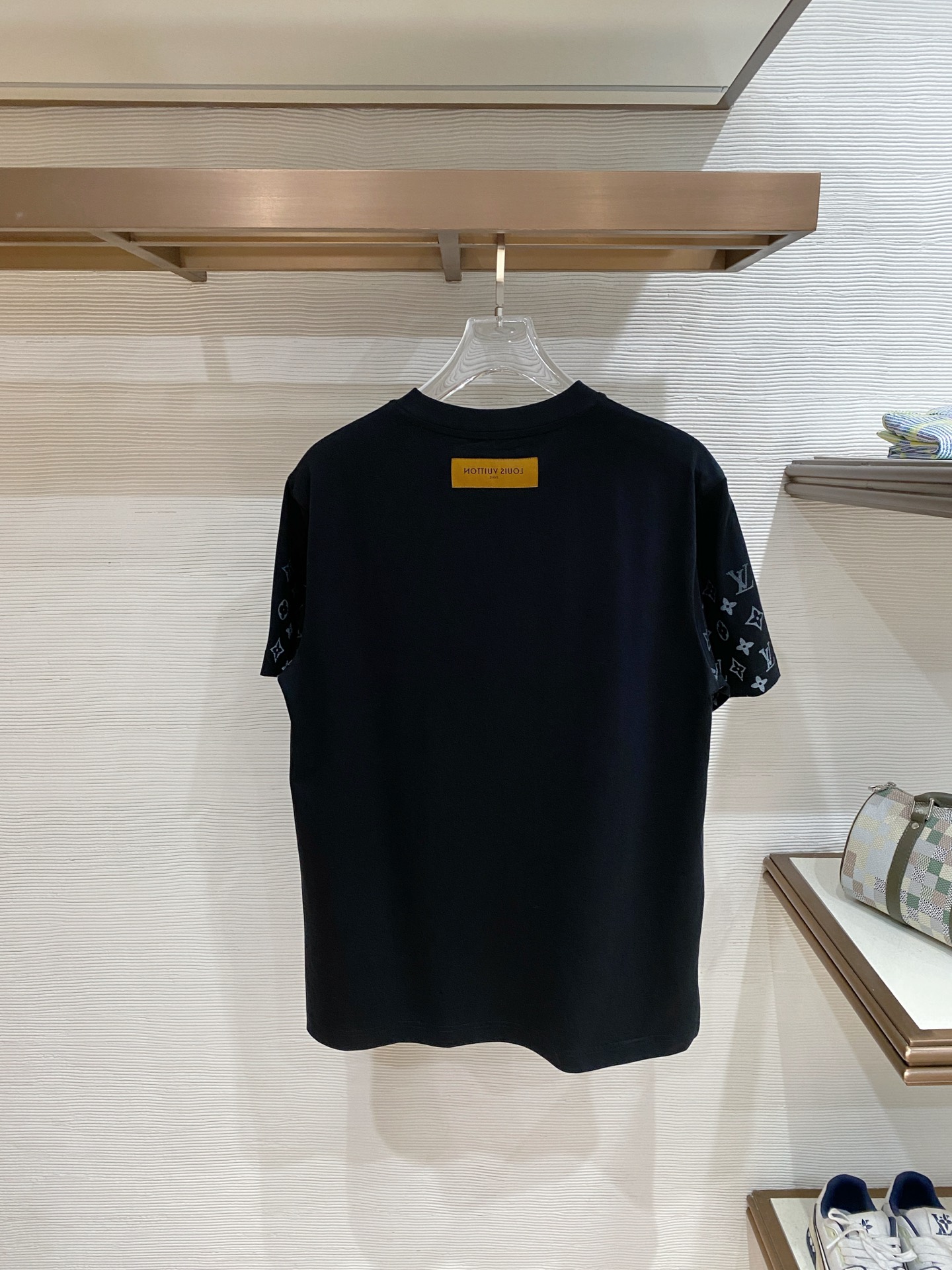LV 2026ss 春夏新款首发专柜最新款短袖圆领T恤 高端订制 设计前卫时尚！品牌logo重工艺设计 