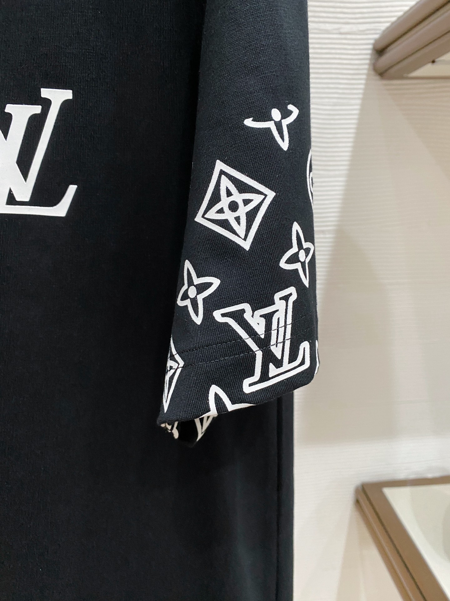 LV 2026ss 春夏新款首发专柜最新款短袖圆领T恤 高端订制 设计前卫时尚！品牌logo重工艺设计 