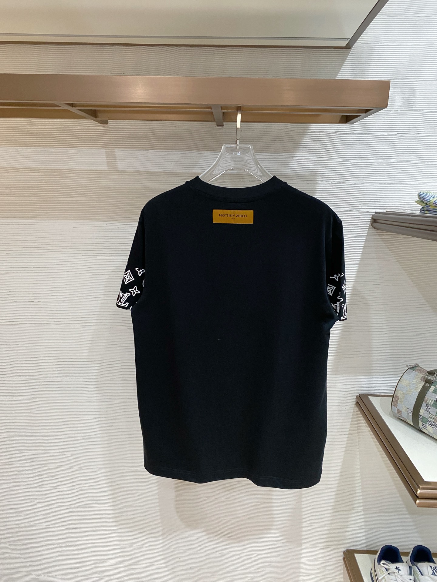 LV 2026ss 春夏新款首发专柜最新款短袖圆领T恤 高端订制 设计前卫时尚！品牌logo重工艺设计 