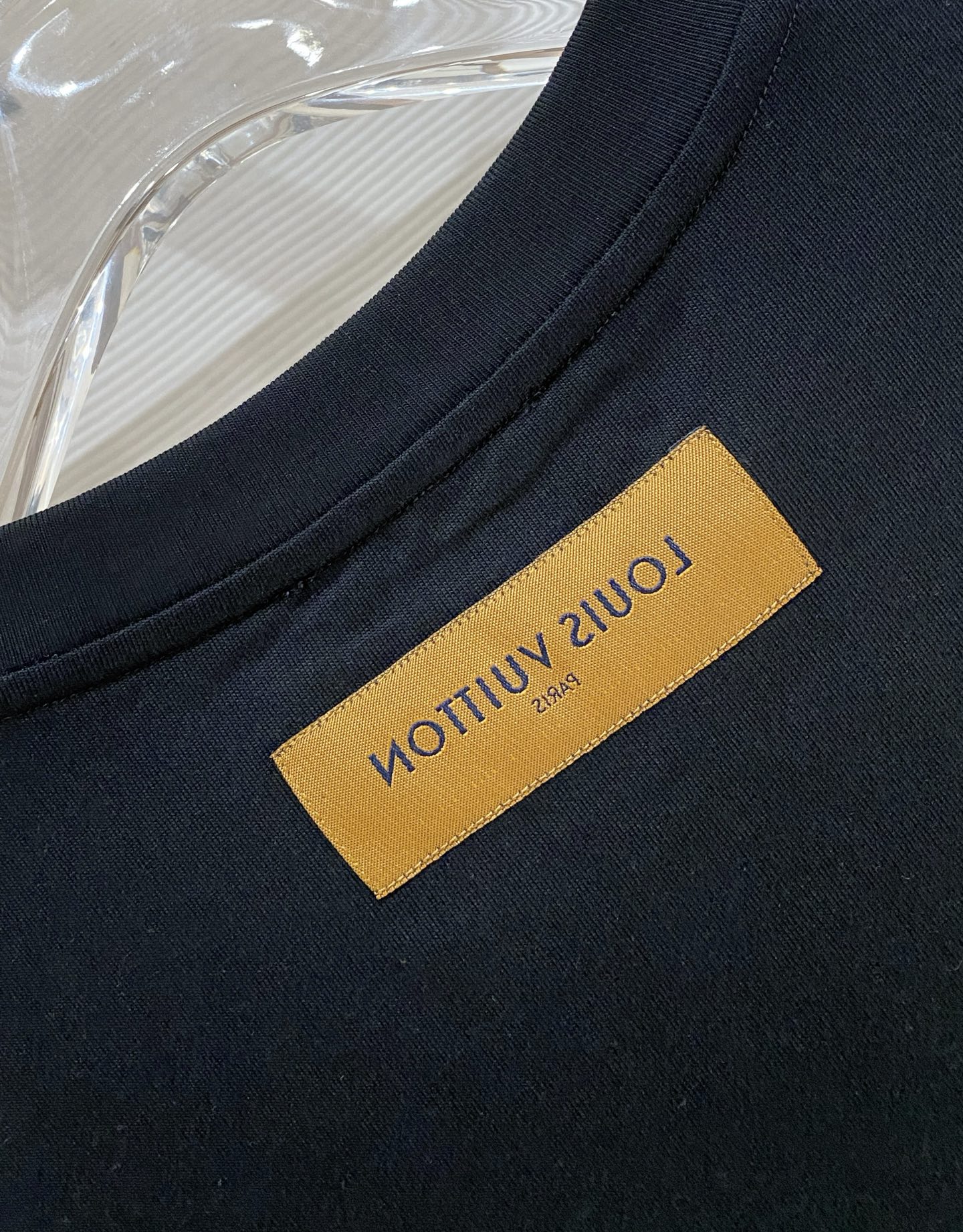 LV 2026ss 春夏新款首发专柜最新款短袖圆领T恤 高端订制 设计前卫时尚！品牌logo重工艺设计 