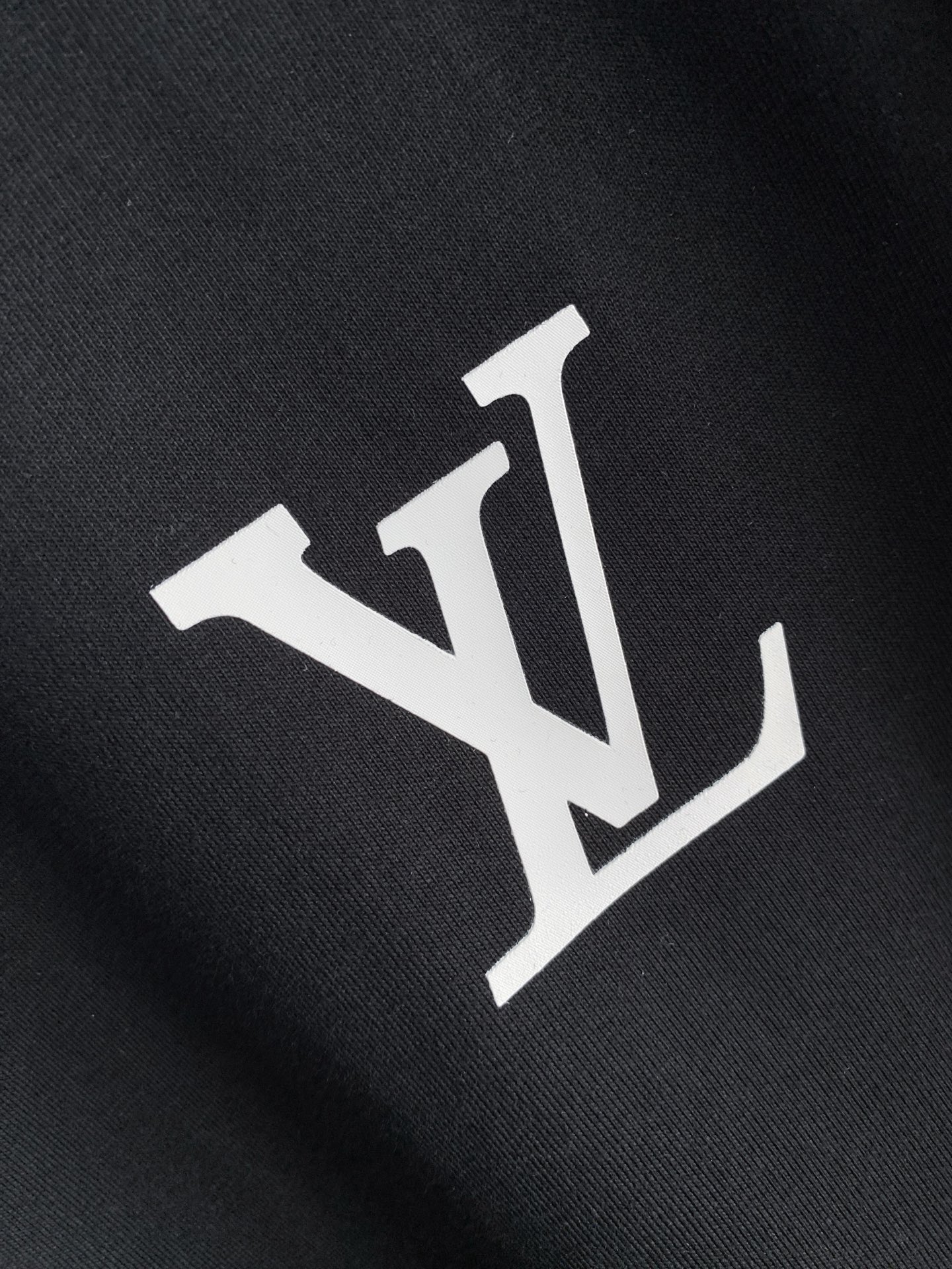 LV 2026ss 春夏新款首发专柜最新款短袖圆领T恤 高端订制 设计前卫时尚！品牌logo重工艺设计 