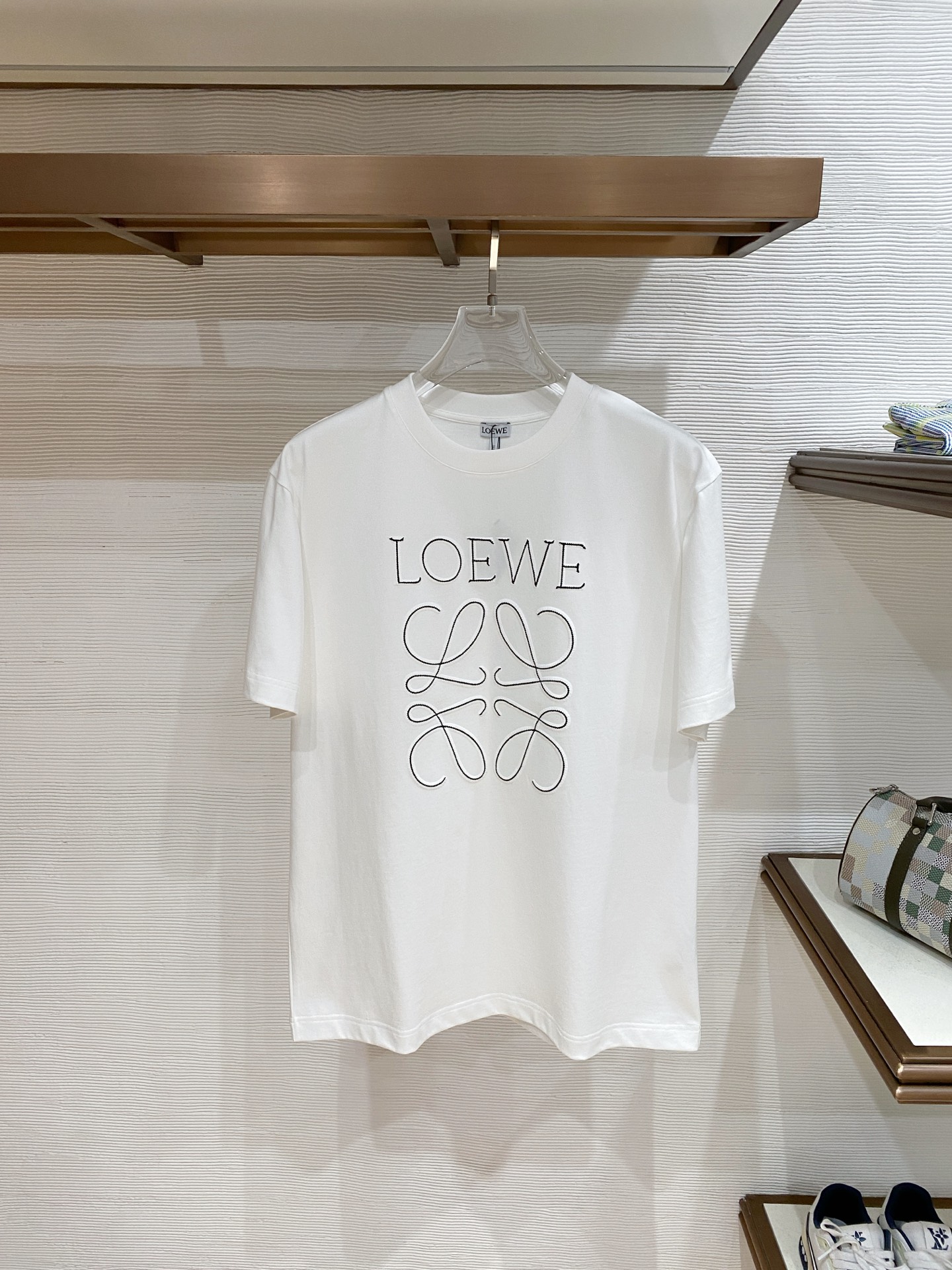 NO:758136,Loewe 2026ss new spring and summer new debut counter latest short-sleeved round neck T-shirt high-end custom design avant-garde fashion!  The brand logo is designed with heavy craftsmanship. High-end customized pure cotton fabric. Soft to the touch. Comfortable to wear. Exquisite stitching at the counter level. Fine workmanship. The upper body effect is incomparably handsome!  A must-have item for a stylish man!  Color Black White Size S-XXL,,loewe,loewe,T-shirt,tees,t-shirt,19860909Loewe 罗意威 2026ss 春夏新款首发专柜最新款短袖圆领T恤 高端订制 设计前卫时尚！品牌logo重工艺设计 高端定制纯棉面料.手感柔软.穿着舒适.专柜级别精致车线.做工精细.上身效果无敌帅气！型男必备单品！ 颜色黑色 白色 码数S-XXL,,loewe,loewe,T-shirt,tees，t-shirt,,Men's clothing