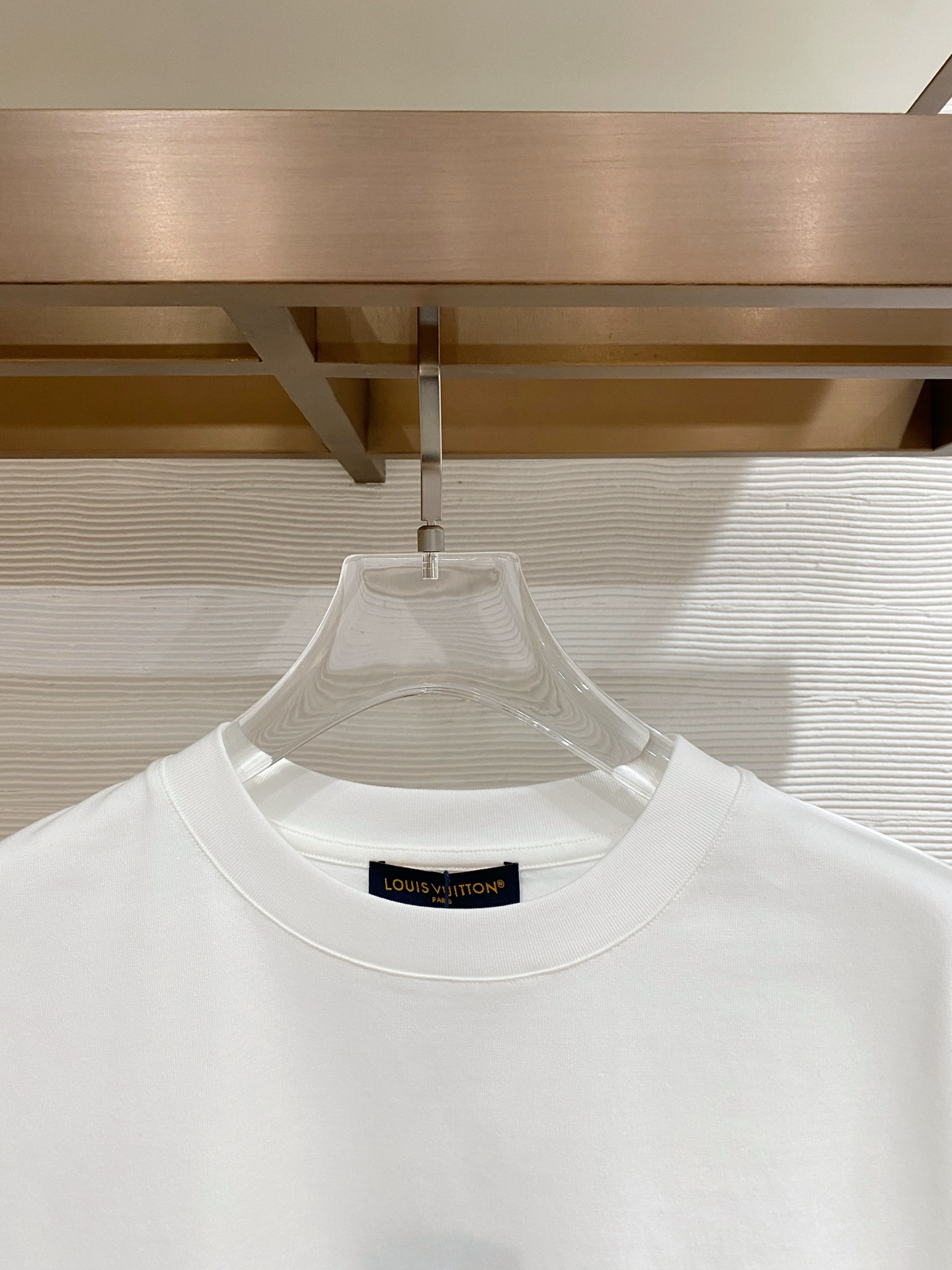 LV 2026ss 春夏新款首发专柜最新款短袖圆领T恤 高端订制 设计前卫时尚！品牌logo重工艺设计 