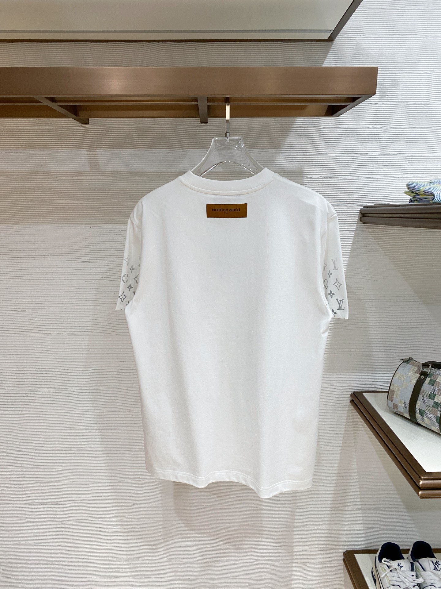 LV 2026ss 春夏新款首发专柜最新款短袖圆领T恤 高端订制 设计前卫时尚！品牌logo重工艺设计 