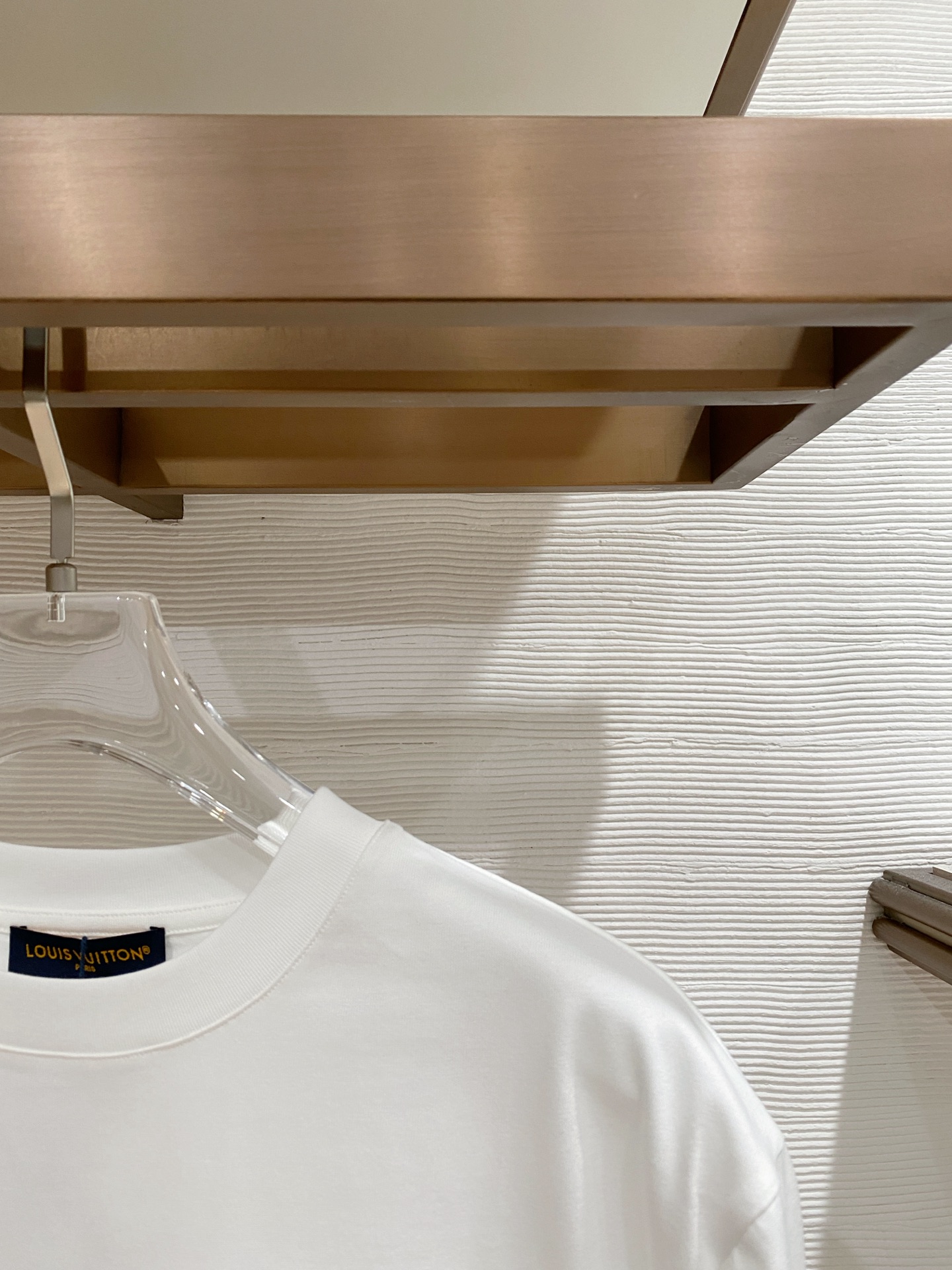 LV 2026ss 春夏新款首发专柜最新款短袖圆领T恤 高端订制 设计前卫时尚！品牌logo重工艺设计 