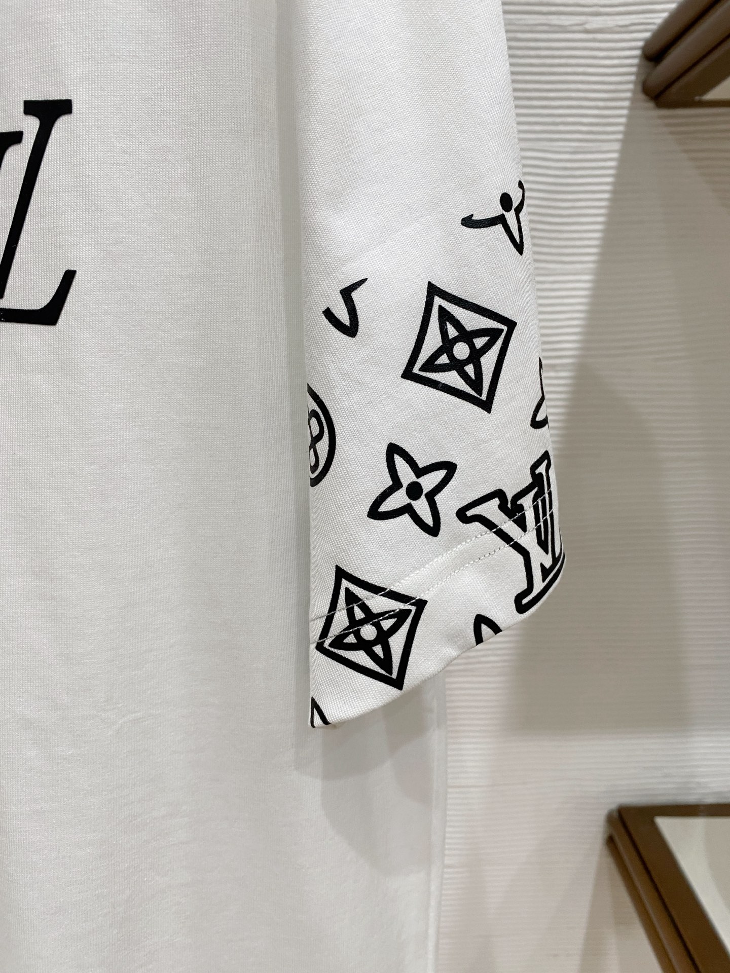 LV 2026ss 春夏新款首发专柜最新款短袖圆领T恤 高端订制 设计前卫时尚！品牌logo重工艺设计 