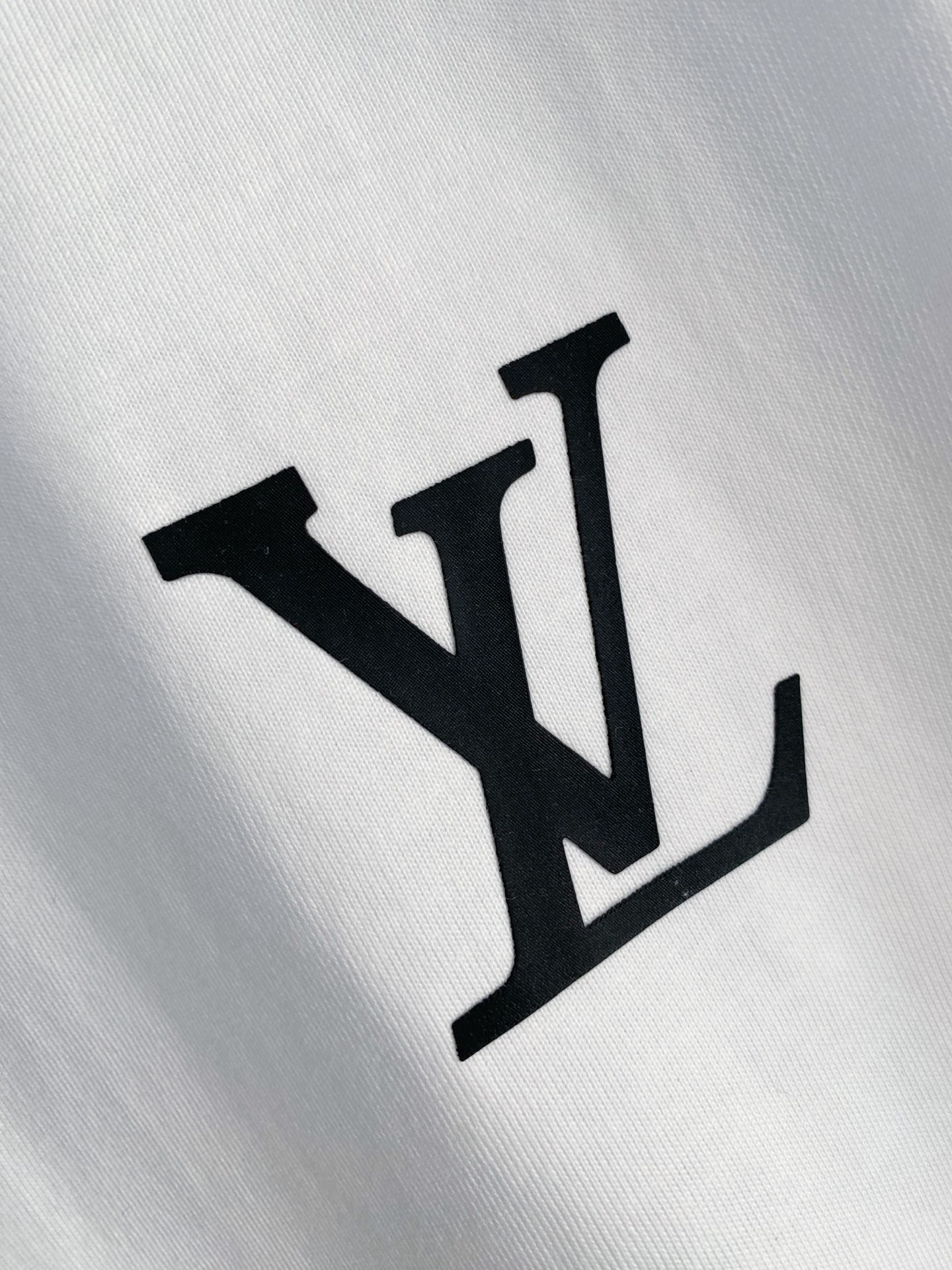 LV 2026ss 春夏新款首发专柜最新款短袖圆领T恤 高端订制 设计前卫时尚！品牌logo重工艺设计 