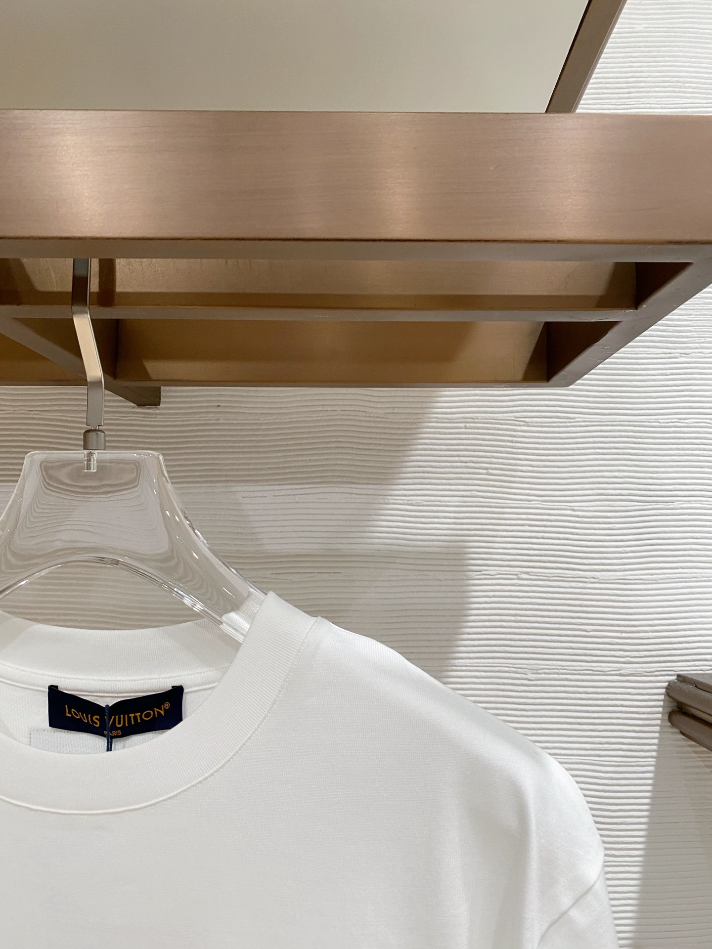 LV 2026ss 春夏新款首发专柜最新款短袖圆领T恤 高端订制 设计前卫时尚！品牌logo重工艺设计 