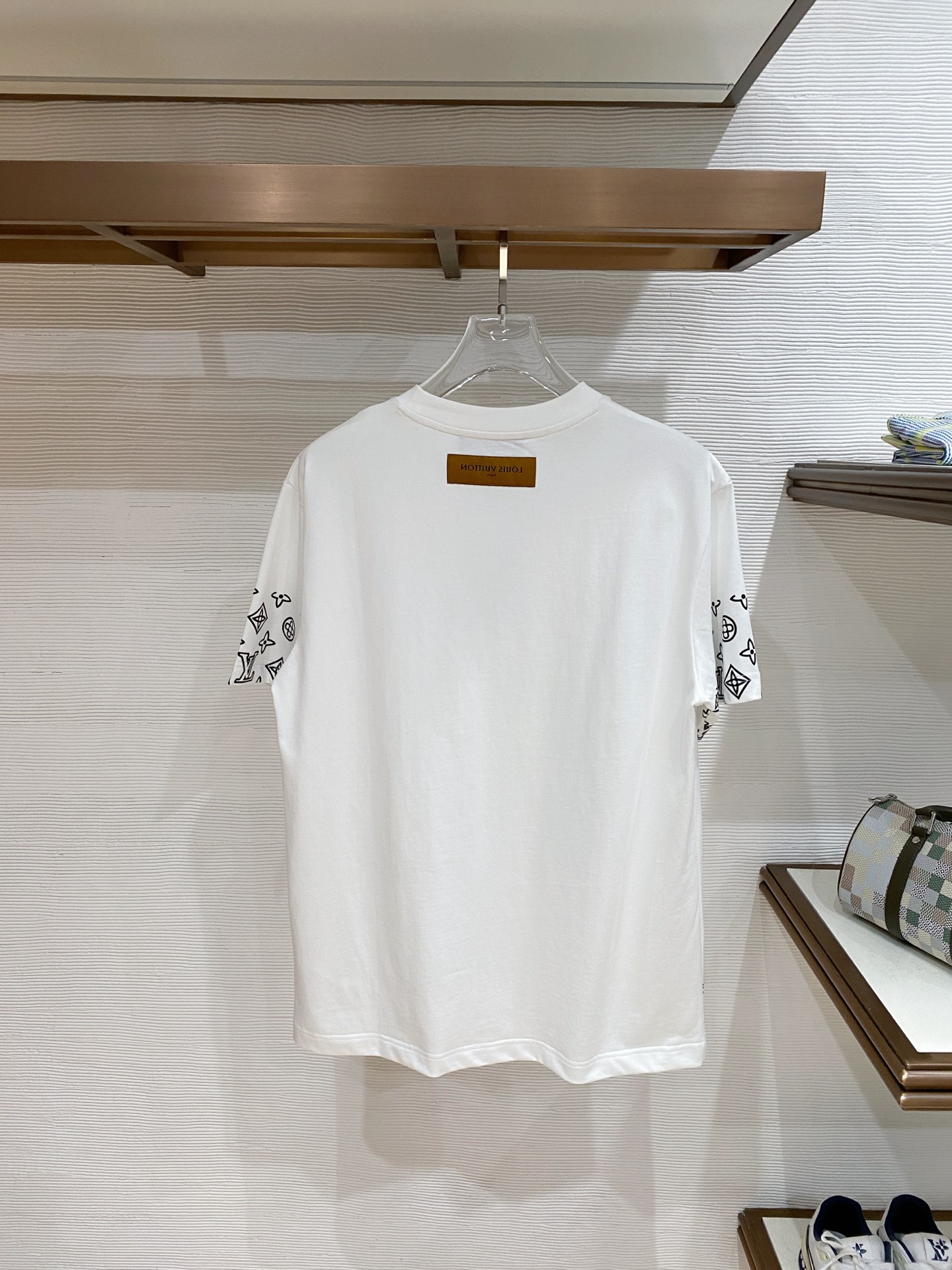 LV 2026ss 春夏新款首发专柜最新款短袖圆领T恤 高端订制 设计前卫时尚！品牌logo重工艺设计 