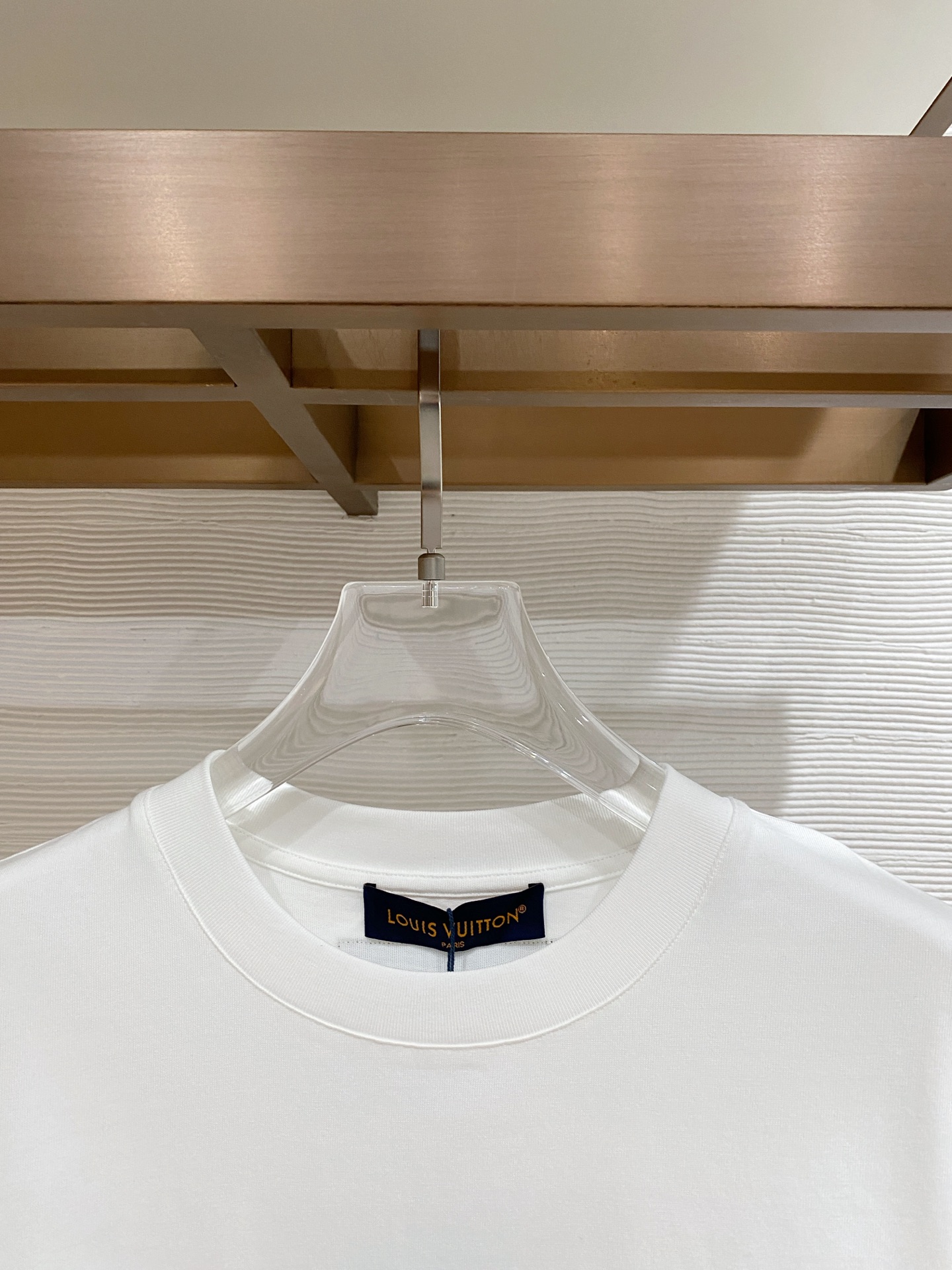 LV 2026ss 春夏新款首发专柜最新款短袖圆领T恤 高端订制 设计前卫时尚！品牌logo重工艺设计 