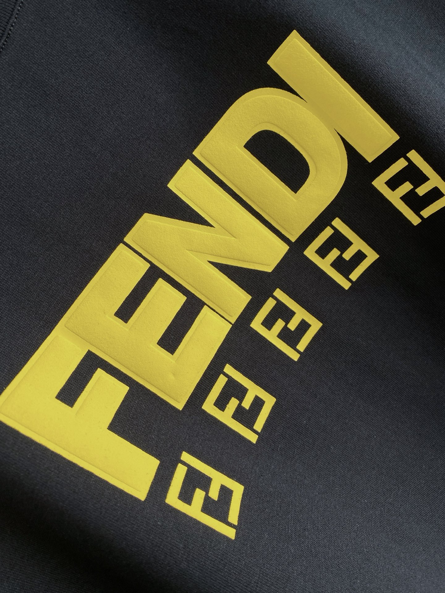 Fendi 芬迪 2026ss 春夏新款首发专柜最新款短袖圆领T恤 高端订制 设计前卫时尚！品牌logo