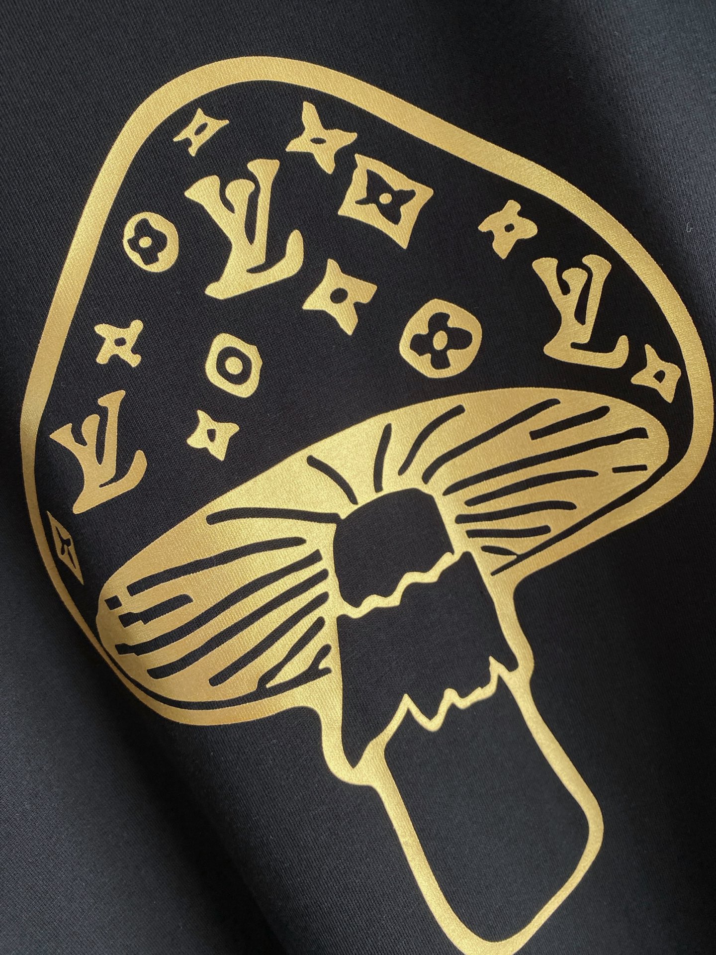 LV 2026ss 春夏新款首发专柜最新款短袖圆领T恤 高端订制 设计前卫时尚！品牌logo重工艺设计 