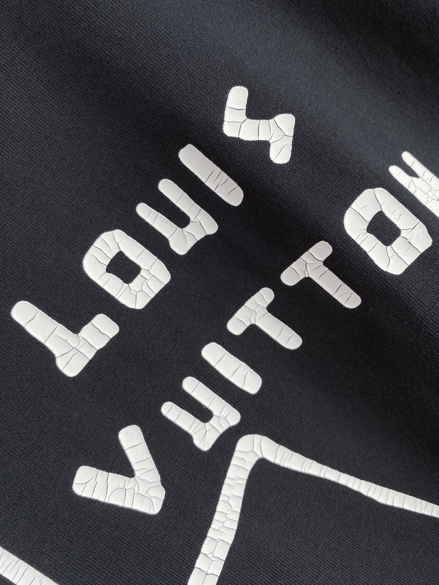 LV 2026ss 春夏新款首发专柜最新款短袖圆领T恤 高端订制 设计前卫时尚！品牌logo重工艺设计 