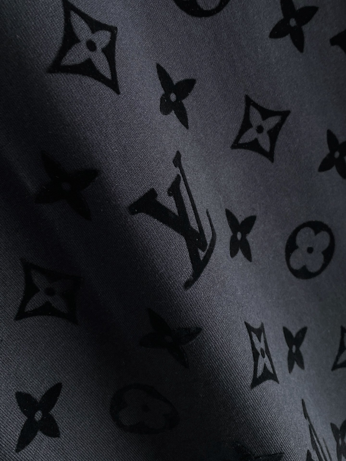 LV 2026ss 春夏新款首发专柜最新款短袖圆领T恤 高端订制 设计前卫时尚！品牌logo重工艺设计 