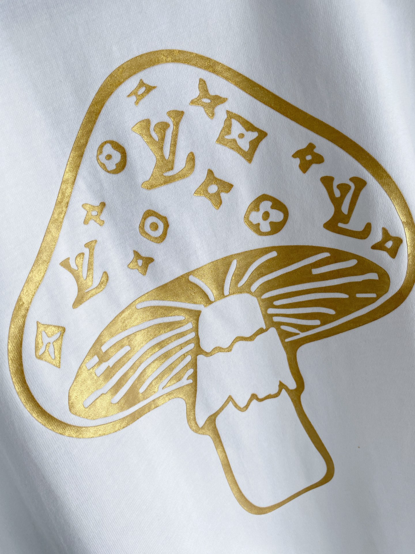 LV 2026ss 春夏新款首发专柜最新款短袖圆领T恤 高端订制 设计前卫时尚！品牌logo重工艺设计 