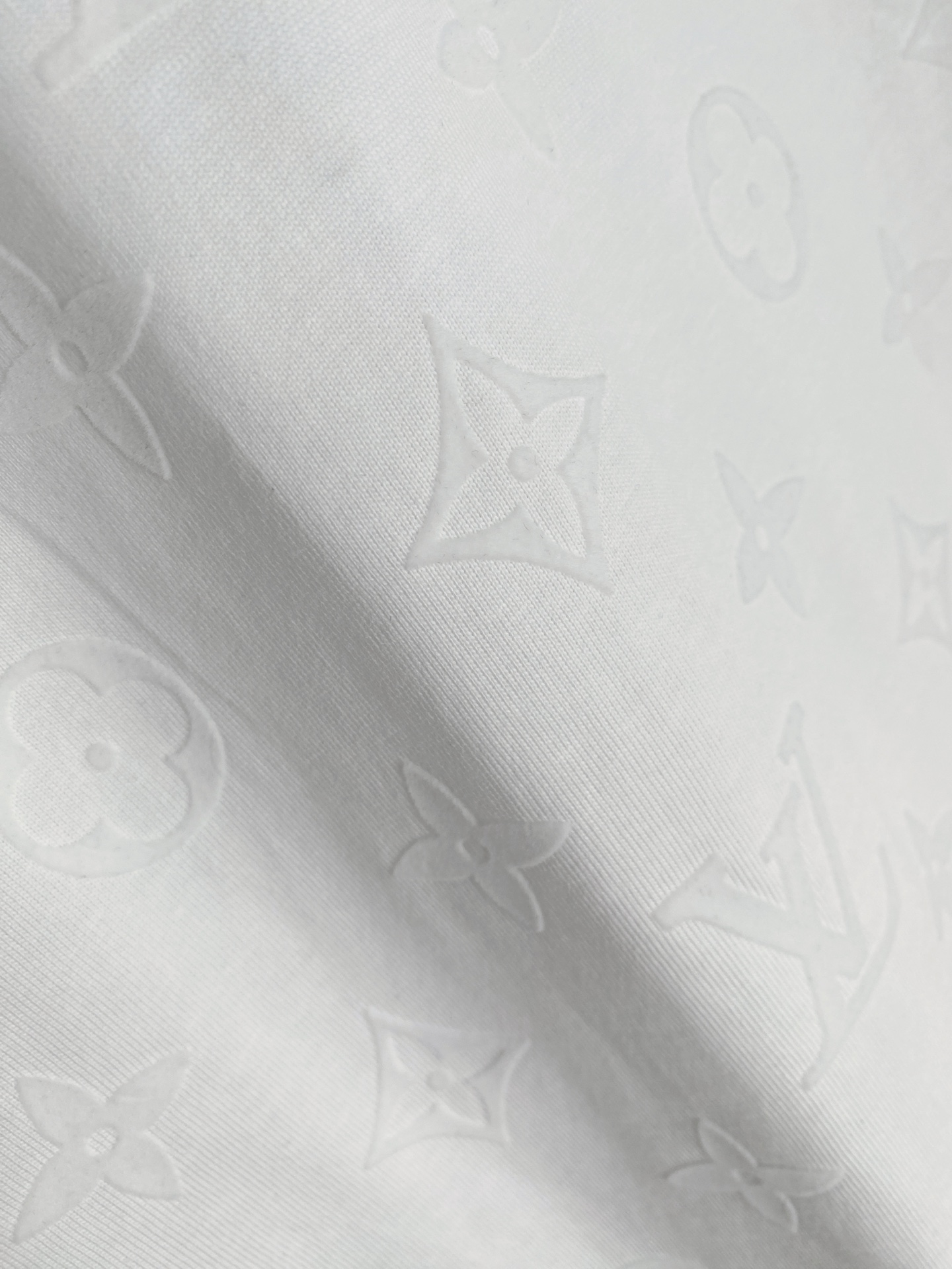 LV 2026ss 春夏新款首发专柜最新款短袖圆领T恤 高端订制 设计前卫时尚！品牌logo重工艺设计 